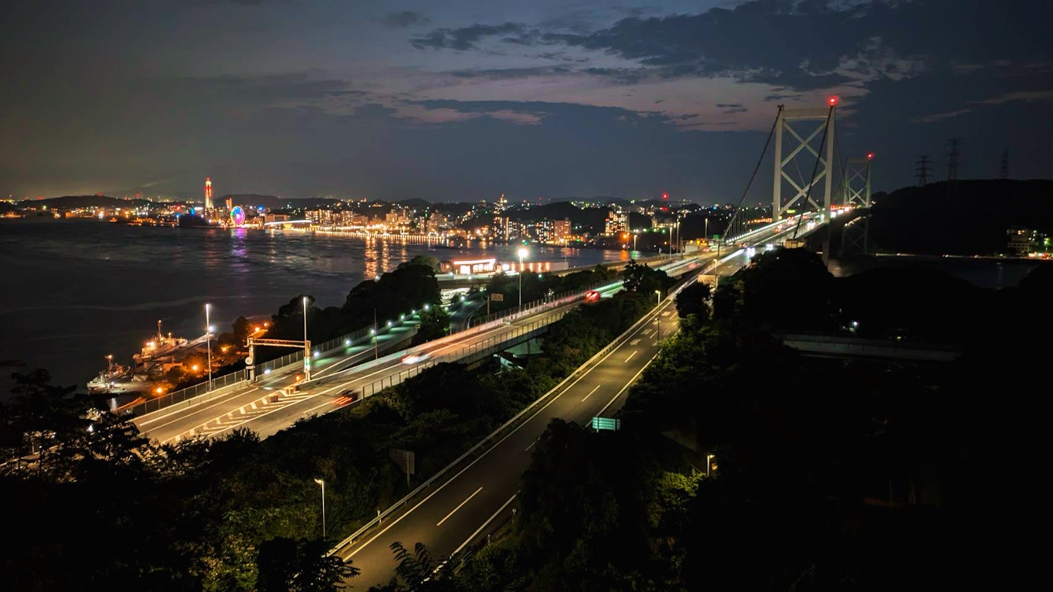 Pemandangan malam kota Kobe dan Jembatan Akashi Kaikyō