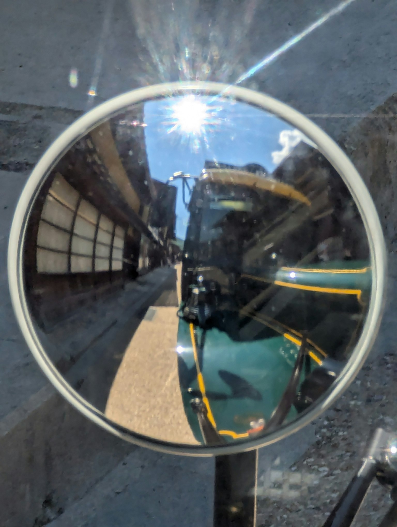 Riflessione di un camion e del sole in uno specchio