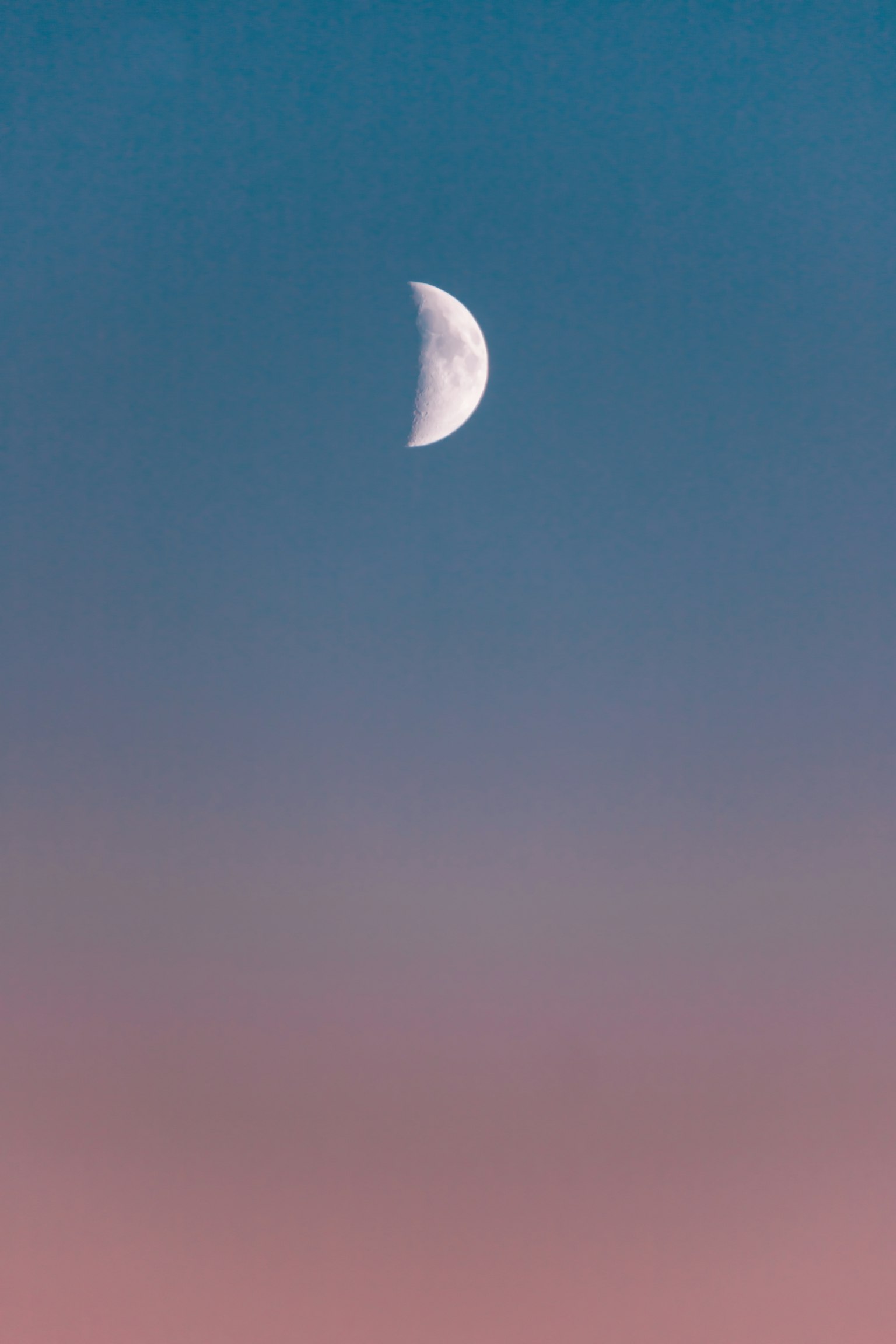 Sichelmond in einem blauen Himmel