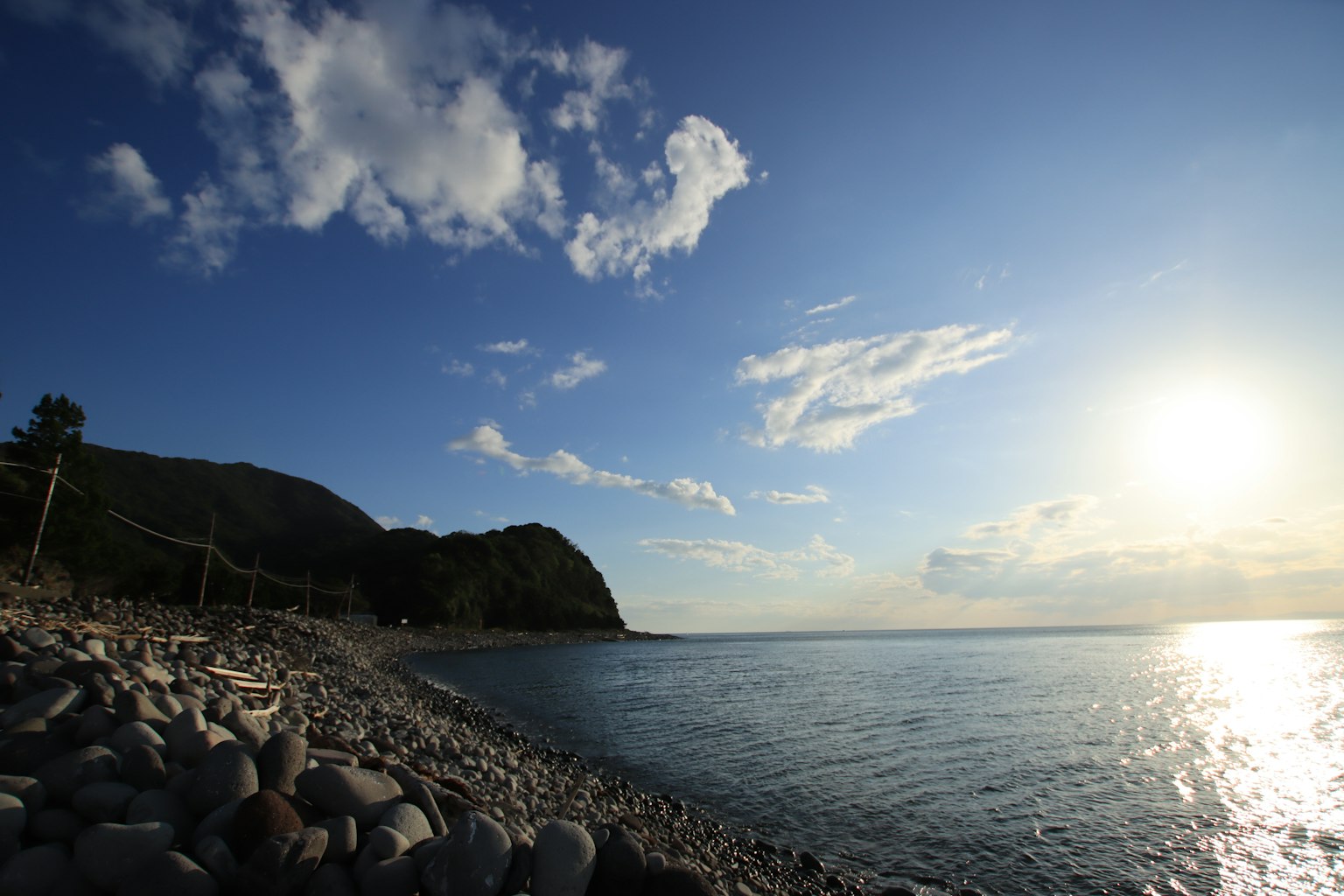 寧靜的海景藍天岩石海岸和閃耀的太陽