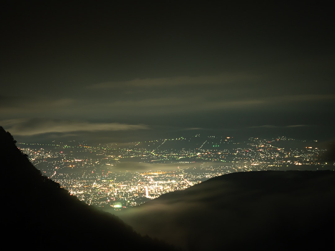 山の稜線から見下ろす夜景の街並み