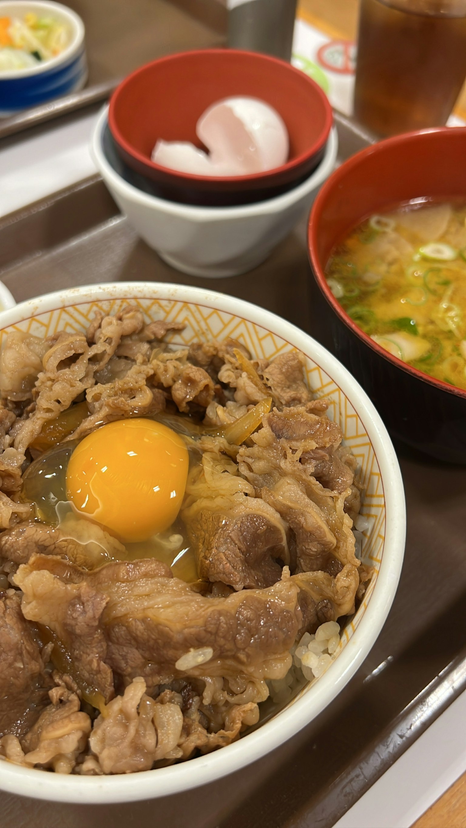 Tazón de carne de res con huevo y sopa de miso