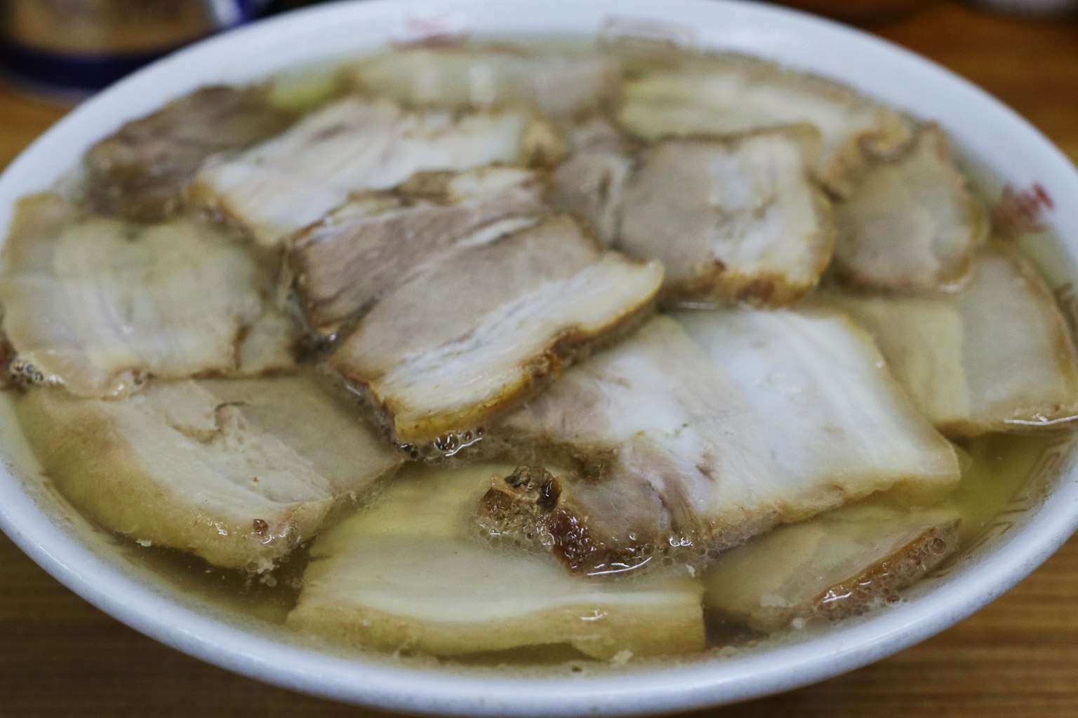 Rebanadas de chashu graso flotando en el caldo