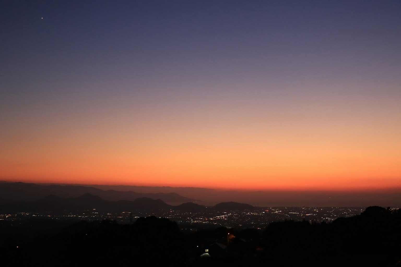夕焼けの空と都市の景観が広がる風景