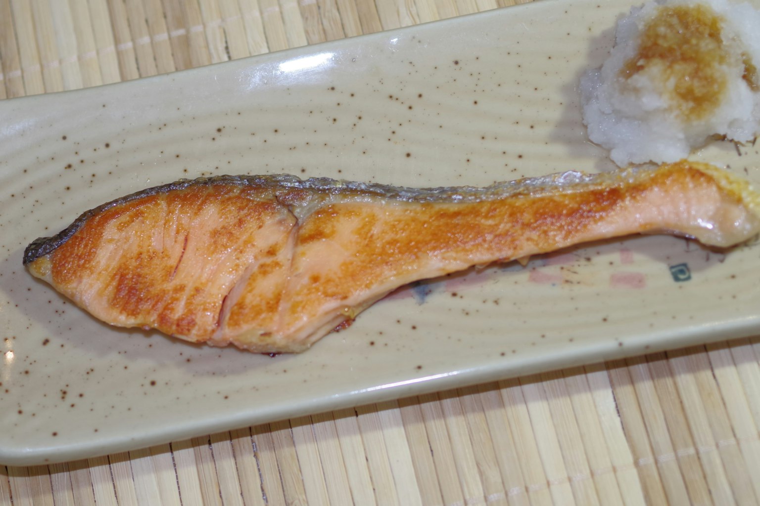 Gegrillter Lachs auf einem Teller serviert