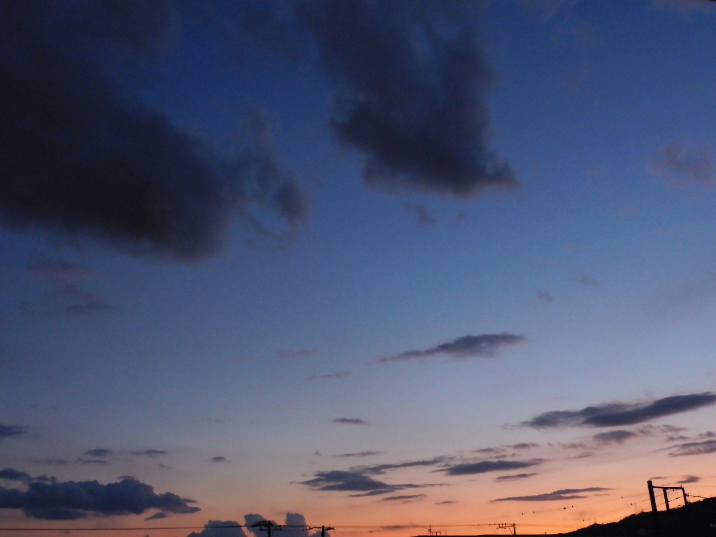 夕焼け空に浮かぶ雲のシルエット