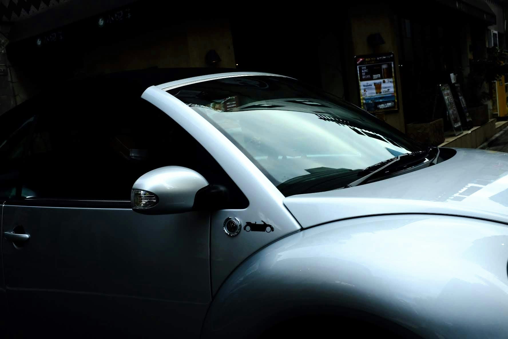 Vue avant d’une voiture blanche dans un garage