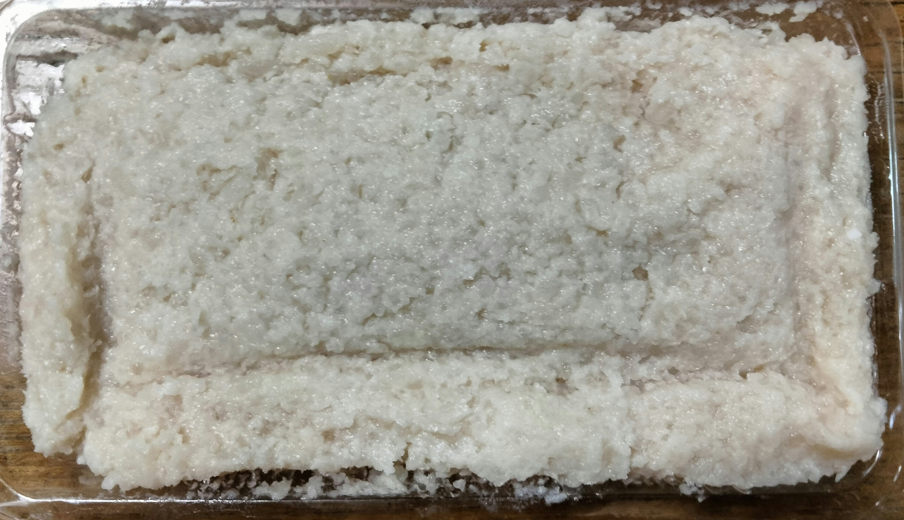 烤盘里的白色卷状面团