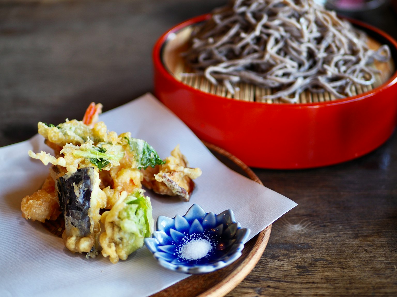 Penyajian indah mie soba dan tempura di atas piring