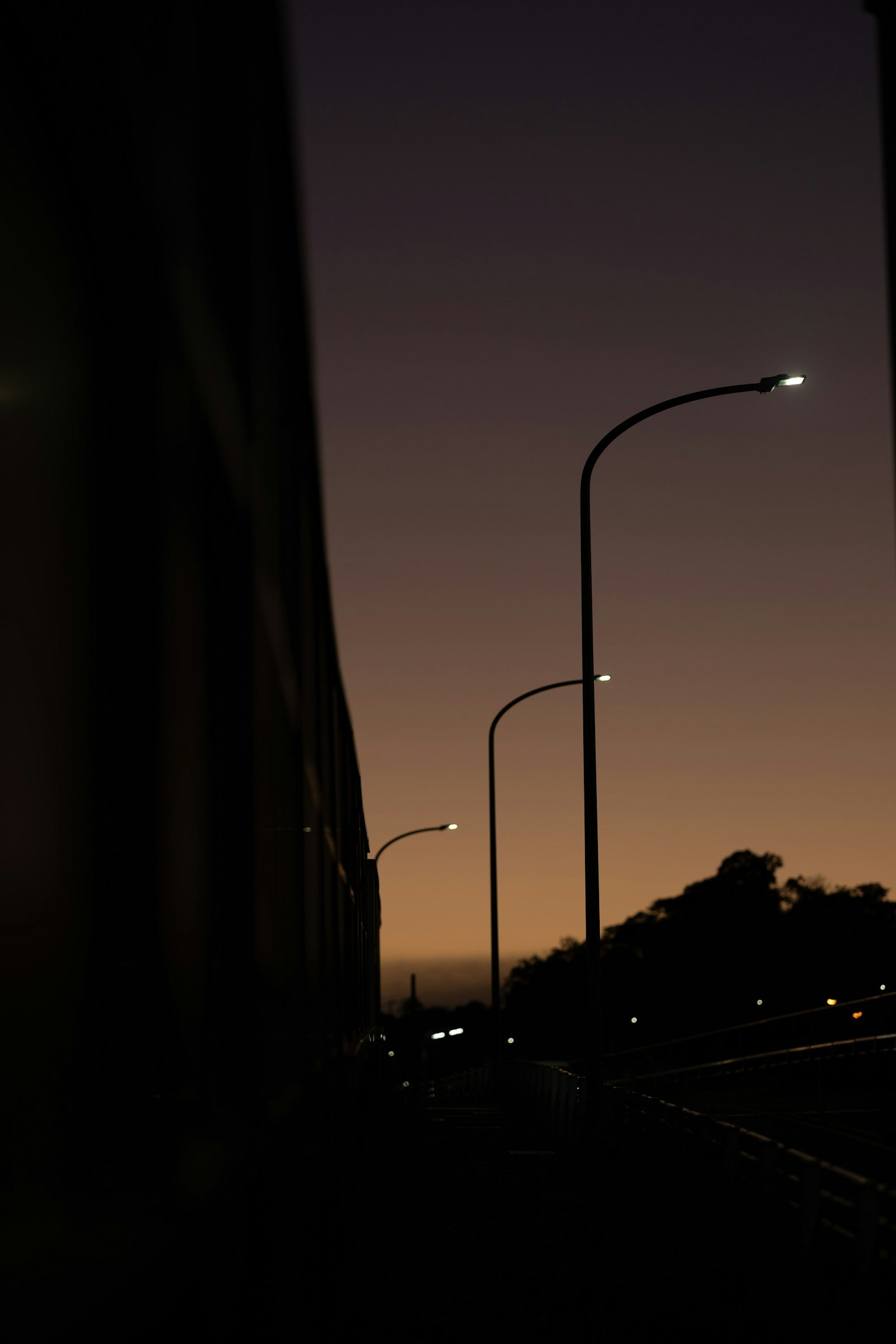 Silhouette de lampadaires et de bâtiment au crépuscule