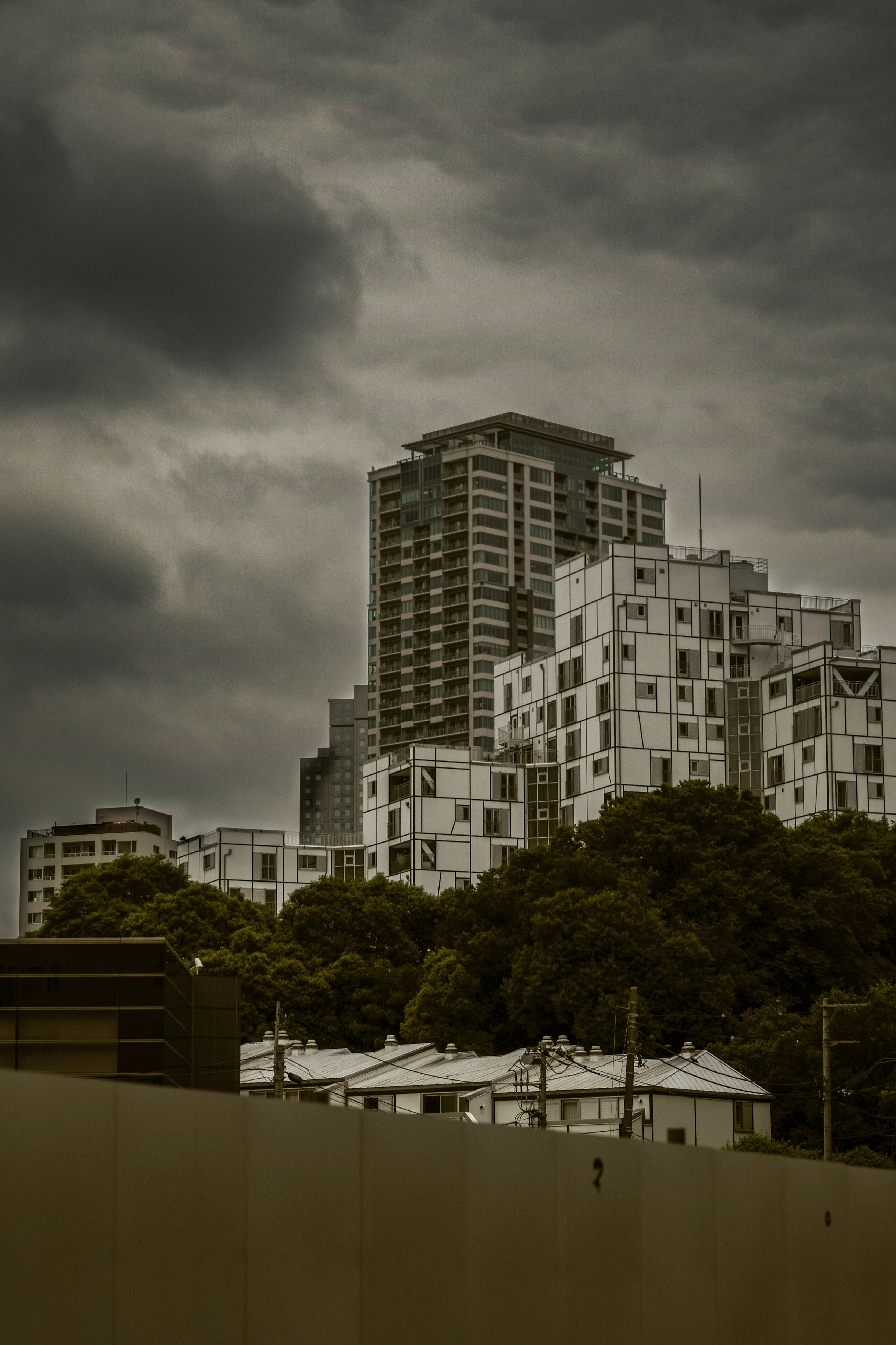 曇天の朝に高層住宅が並ぶ街並み