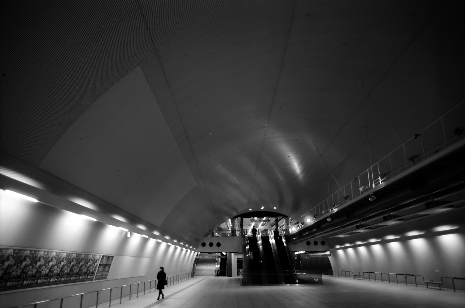 Geräumiges Innere einer U-Bahn-Station mit verschiedenen Lichteffekten und einer glatten, gewölbten Decke