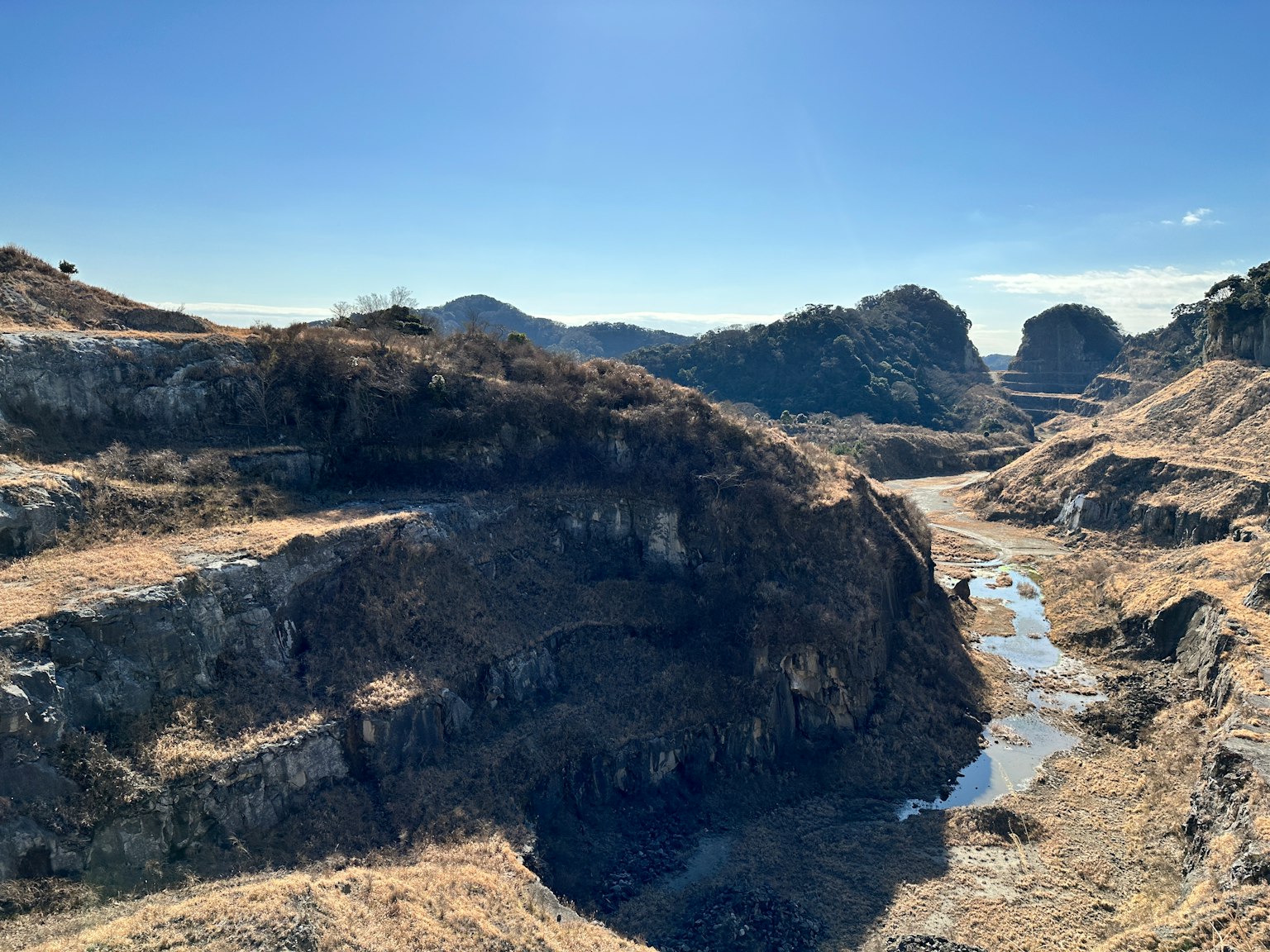 Paesaggio di prateria secca e terreno roccioso