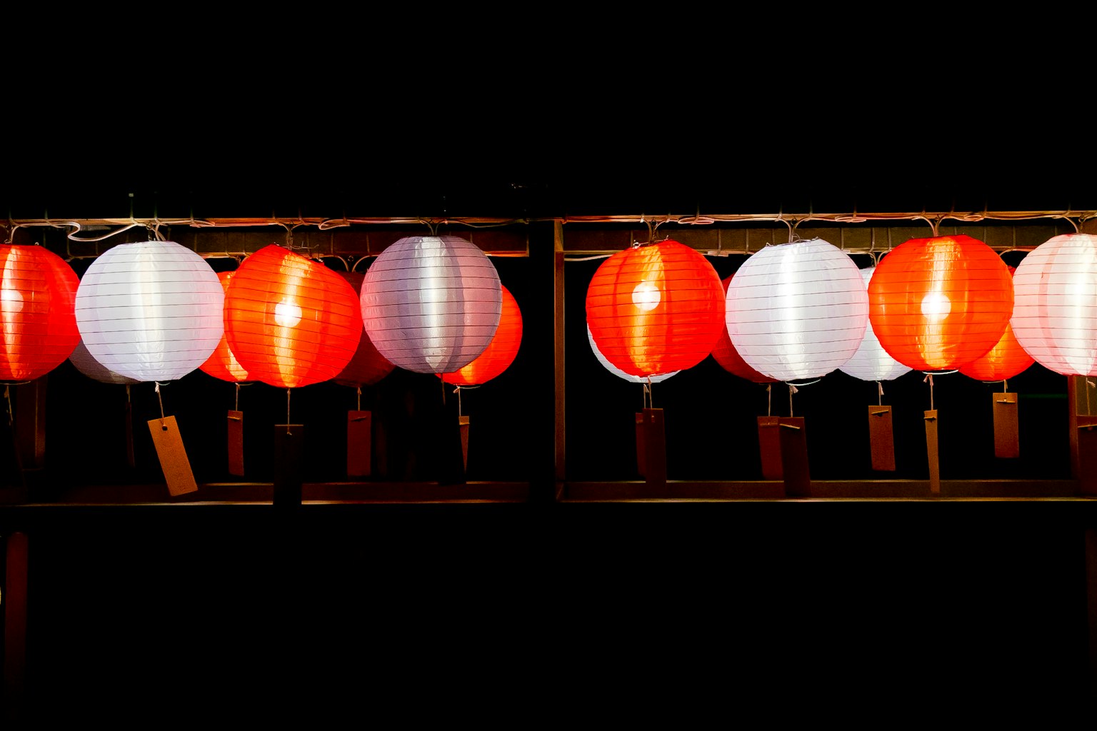 Lanterne rosse e bianche appese in una scena notturna