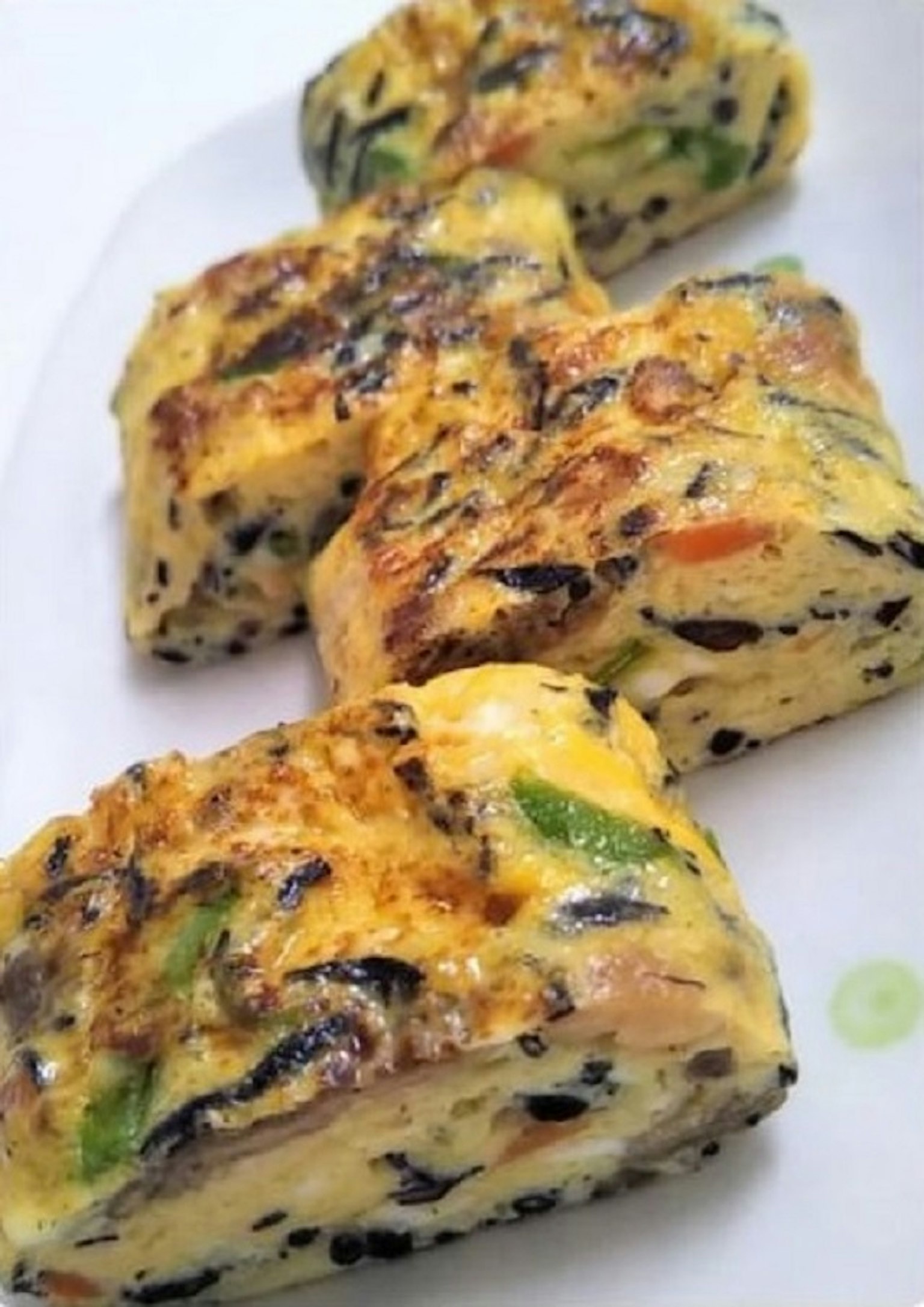 Scheibe Eierrolle mit buntem Gemüse