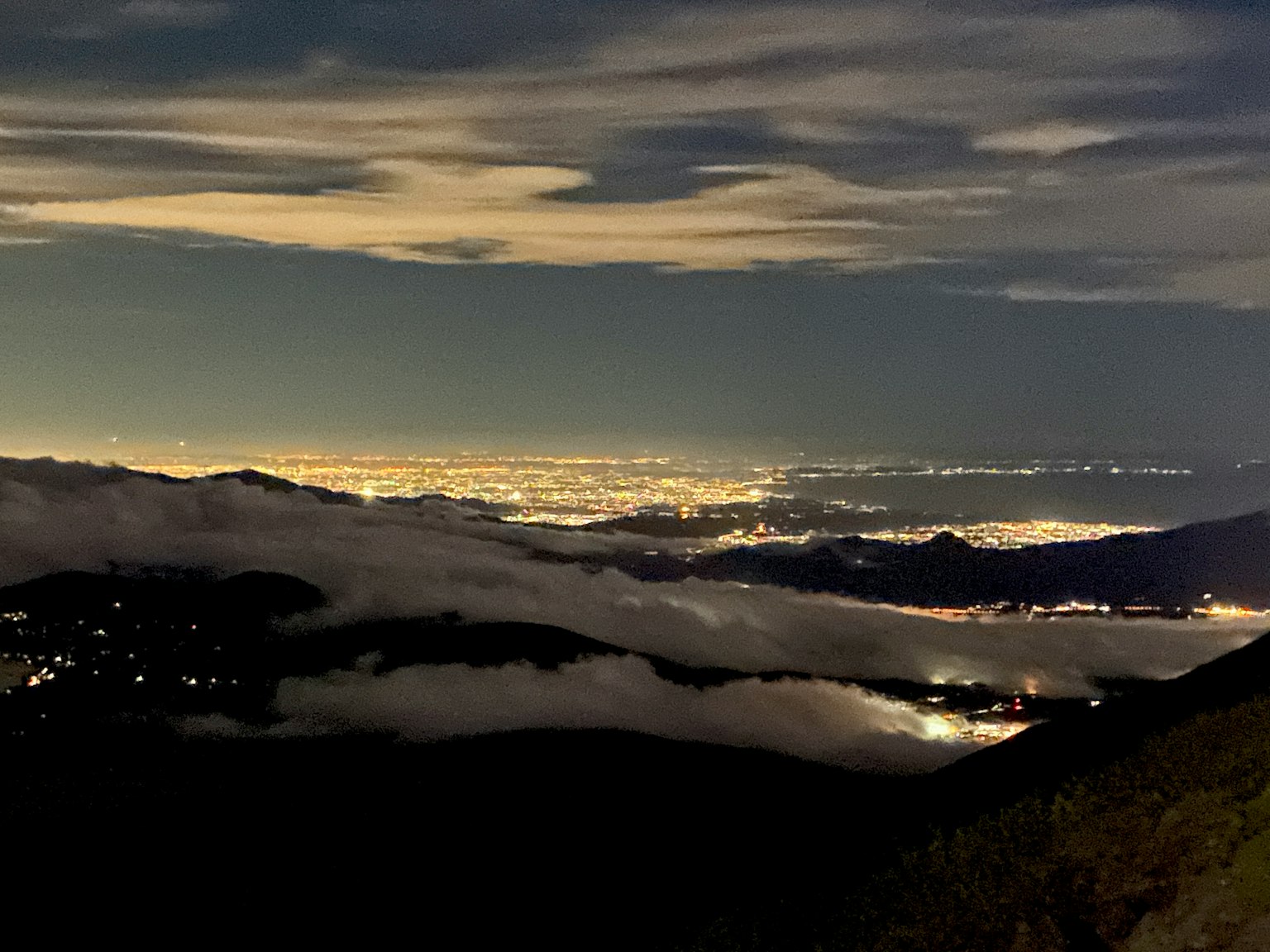 ์ฐ์์ ๋ฐ๋ผ๋ณธ ๋ฐค์ ํ๊ฒฝ๊ณผ ๊ตฌ๋ฆ๊ณผ ๋์์ ๋ถ๋น