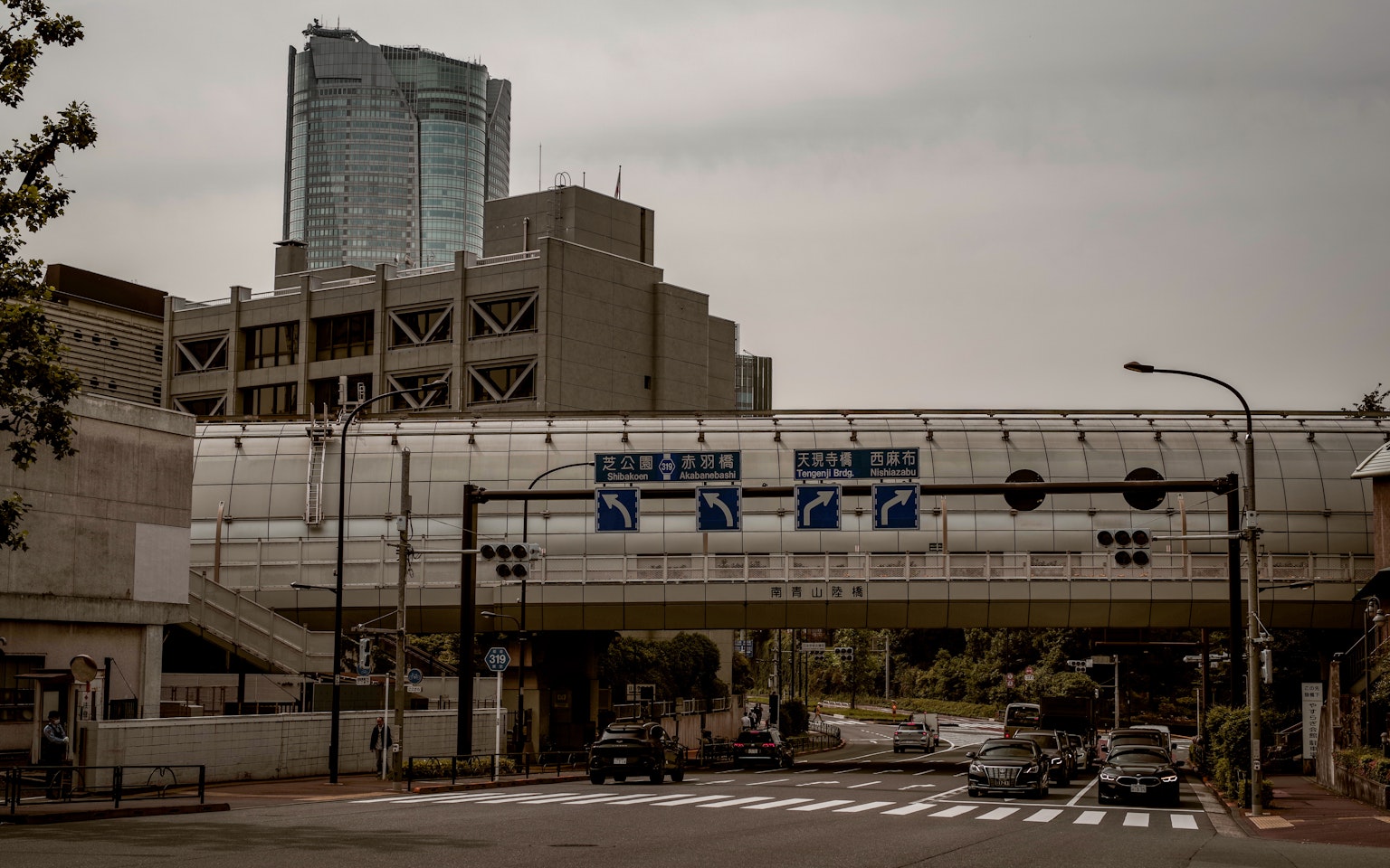 ทิวทัศน์เมืองที่มีตึกสูงและสี่แยกพร้อมป้ายจราจรและการจราจร