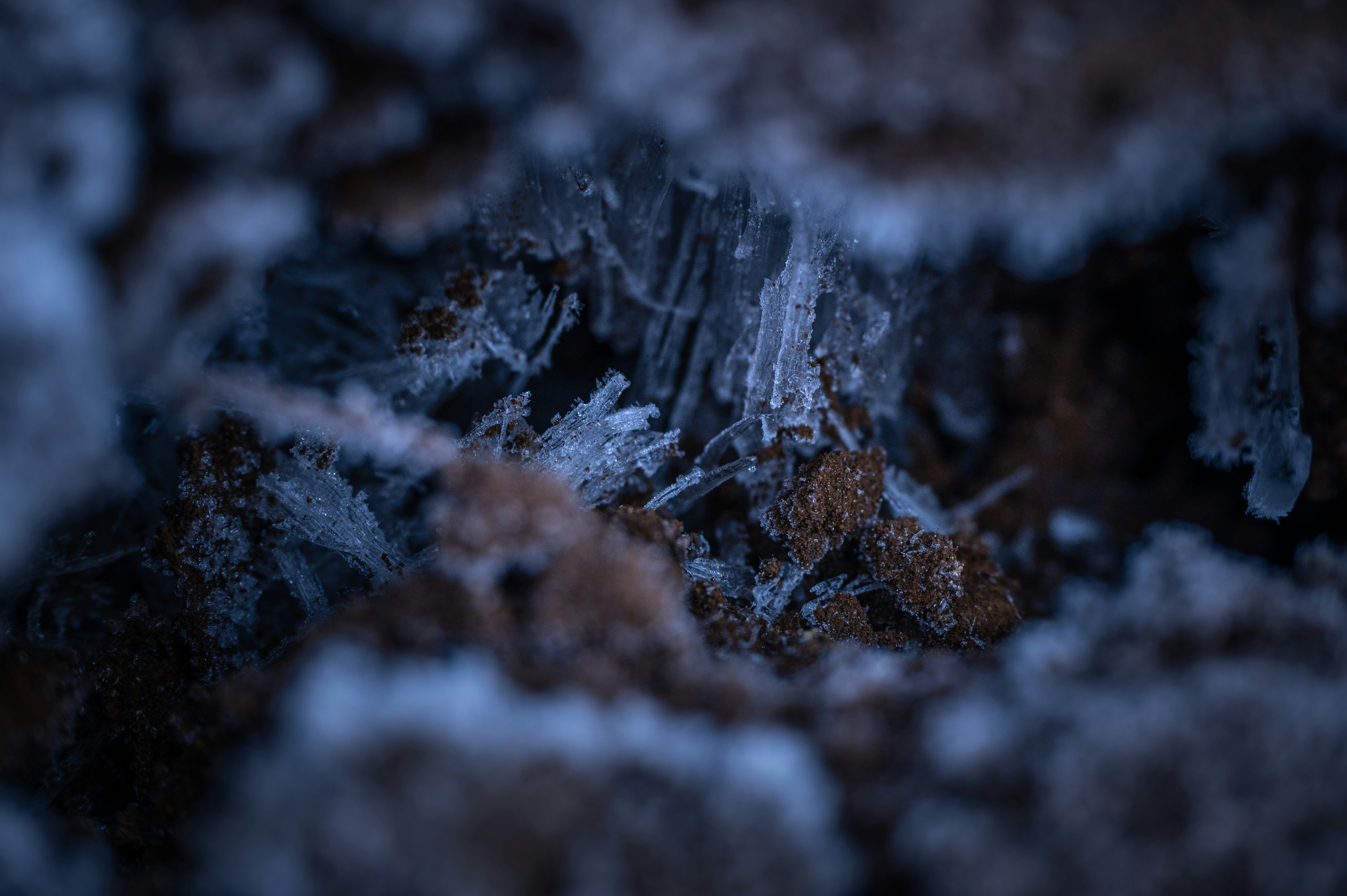 凍った氷の表面に広がる霜と結晶のクローズアップ