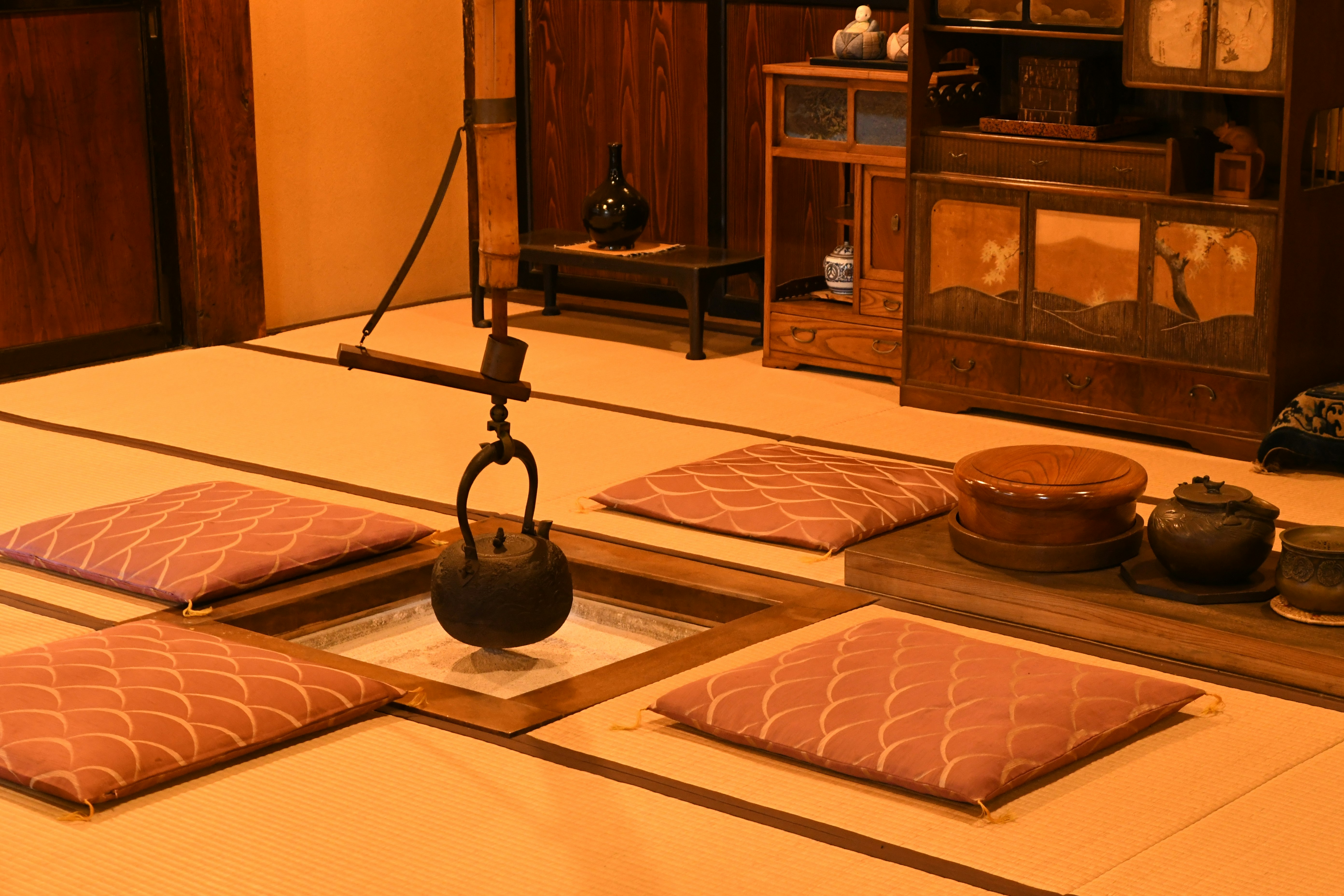 Chambre japonaise avec tatamis, coussins et ustensiles de thé