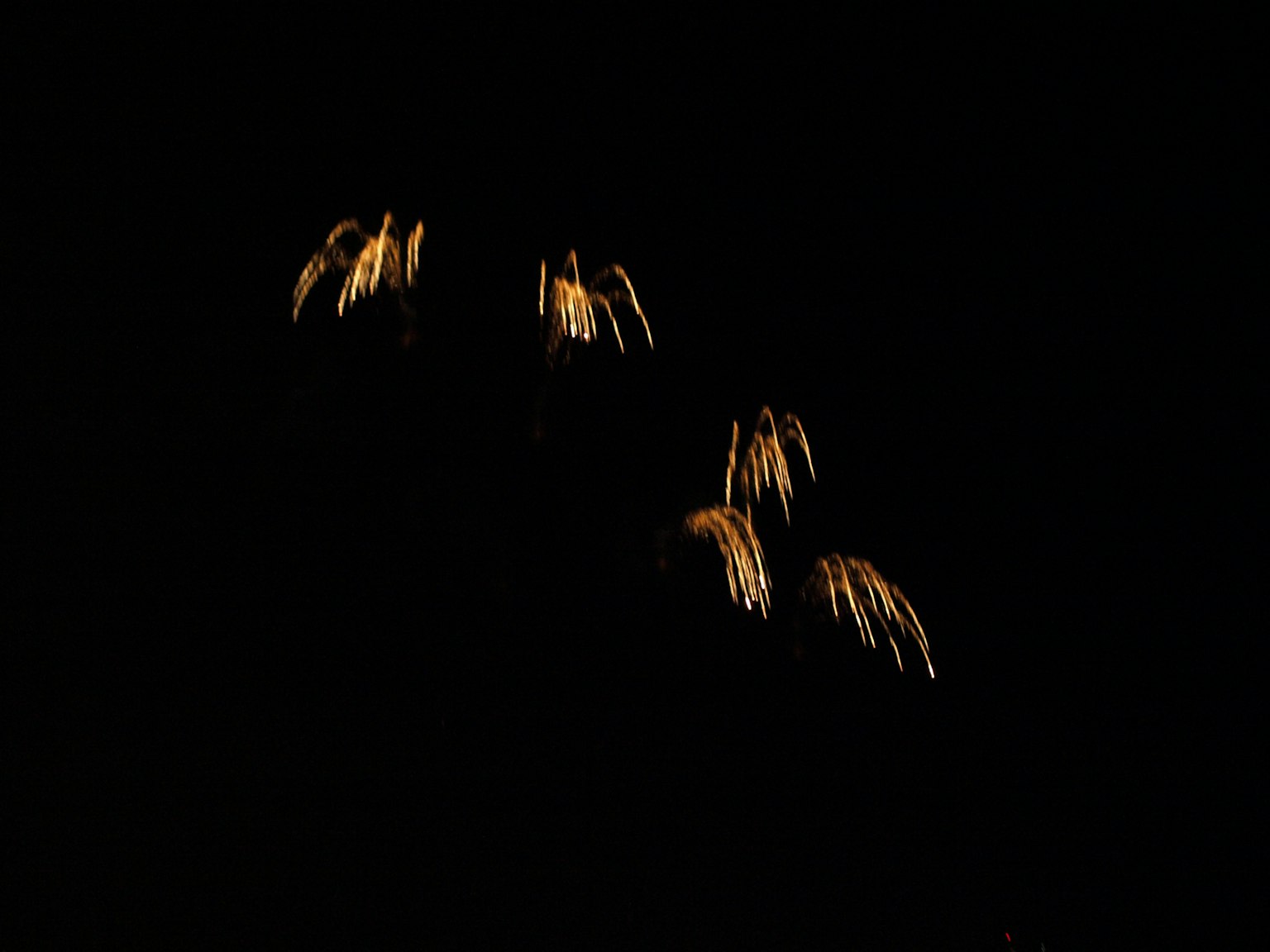 Strisce di fuochi d'artificio che brillano nel cielo scuro