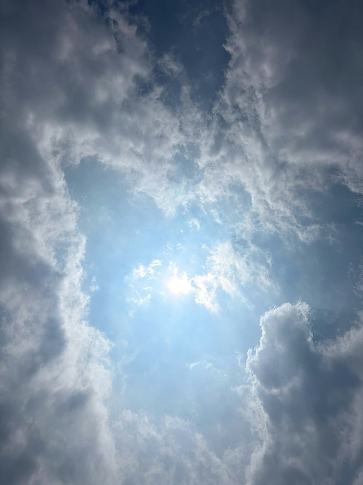 Luz del sol atravesando nubes en un cielo azul