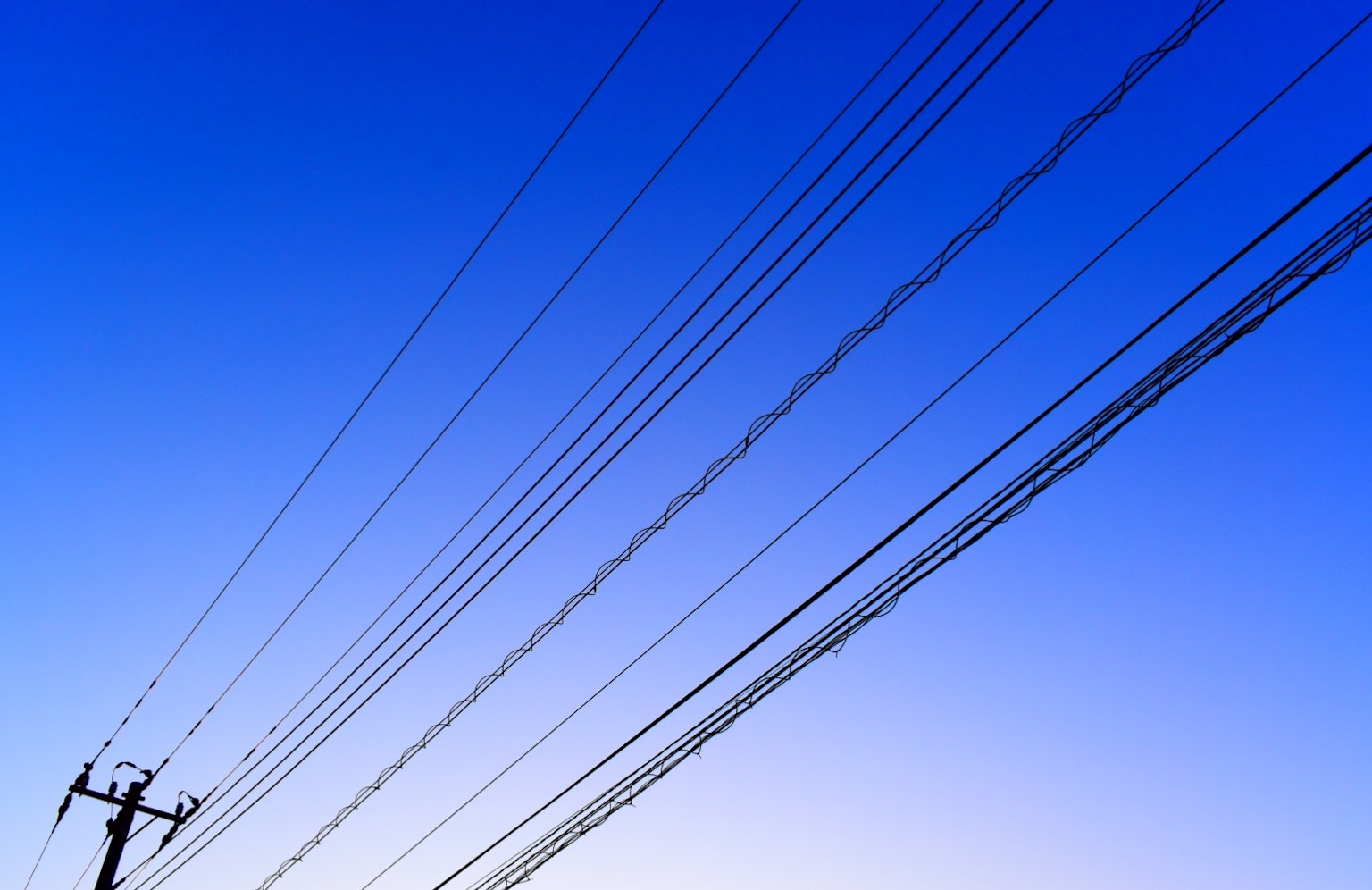 藍天背景下的電線輪廓