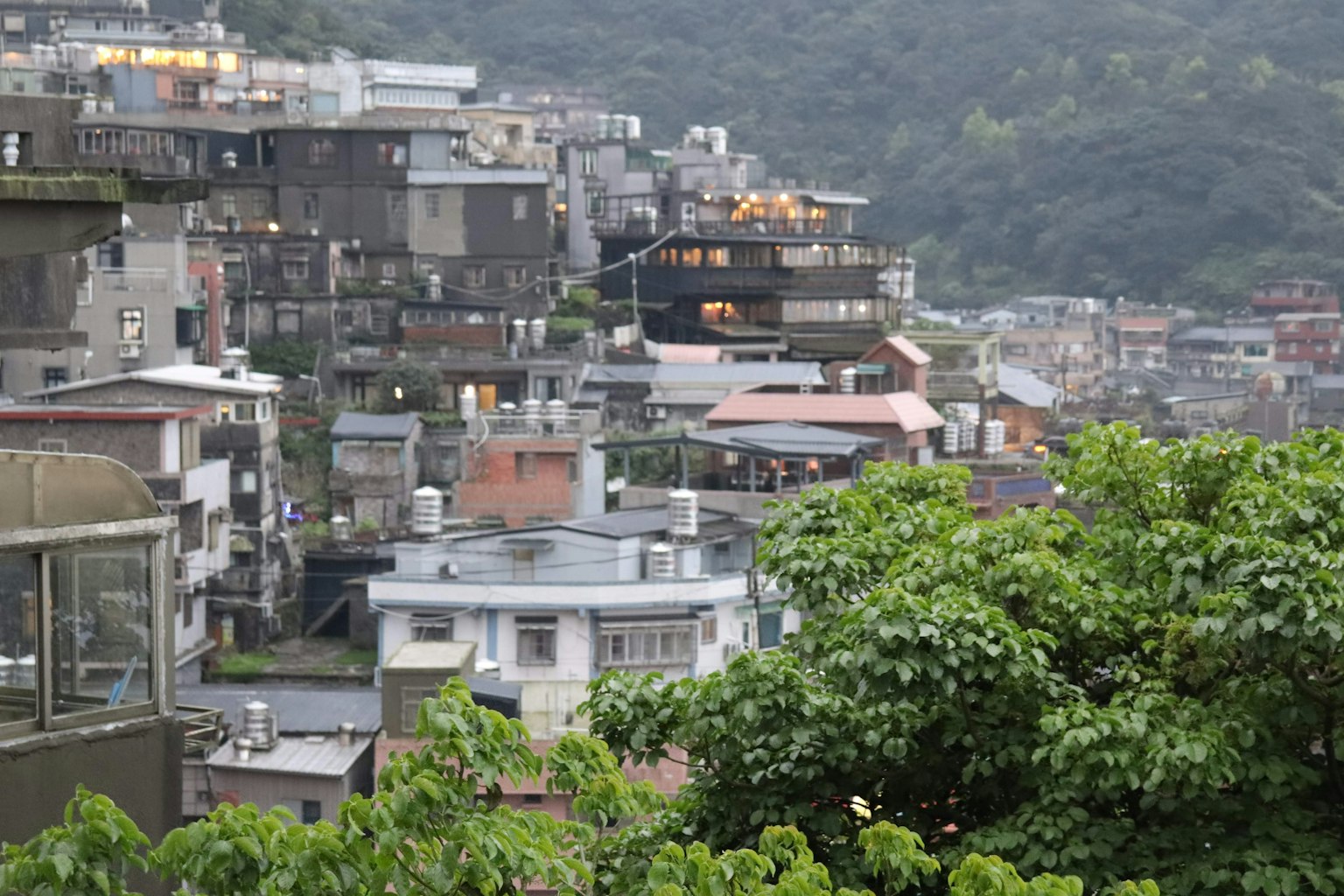 山坡上分布的传统房屋与绿色植被