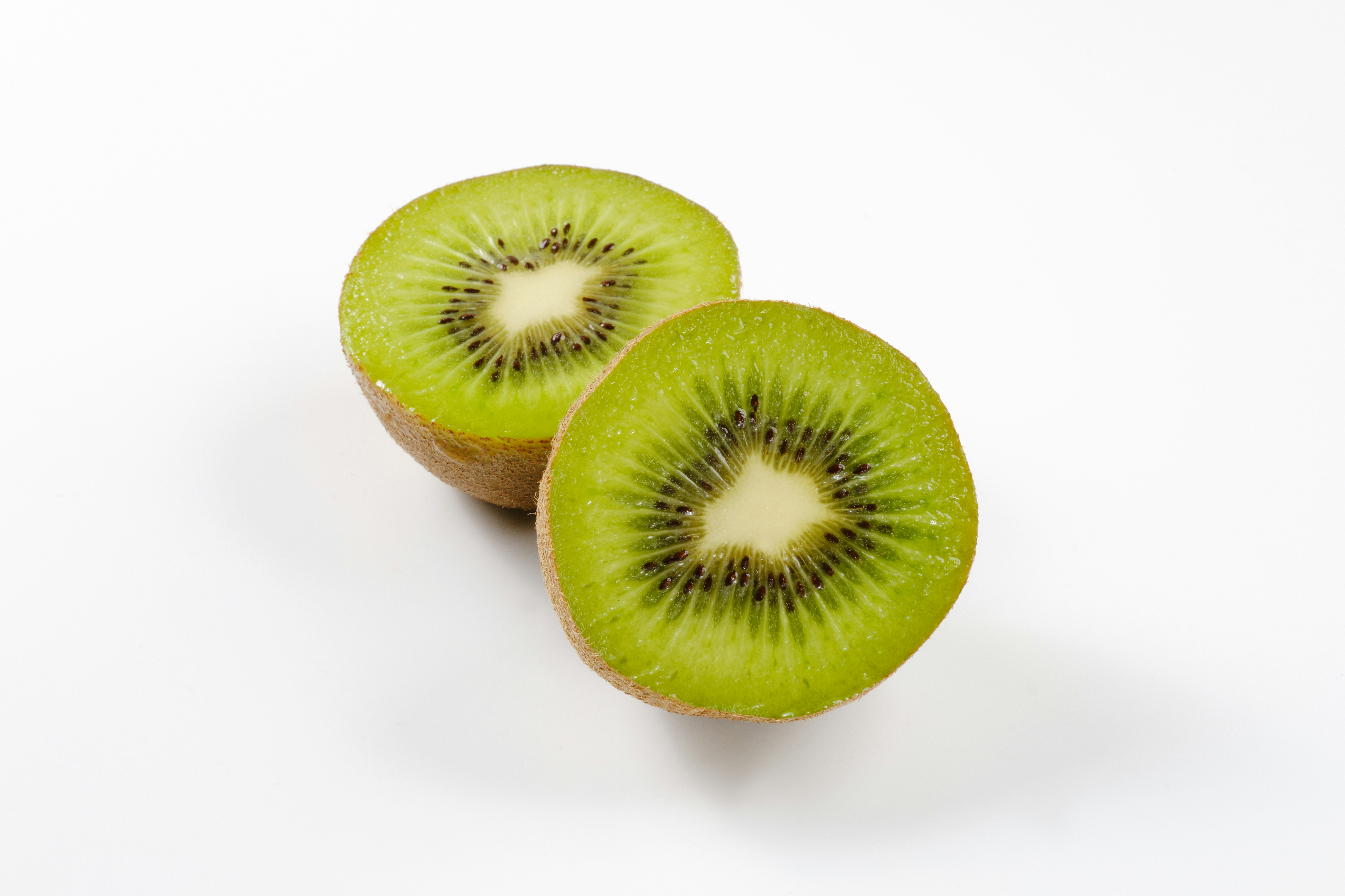 nửa quả kiwi trên nền trắng