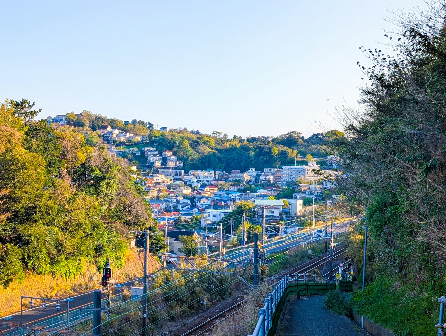 Vue panoramique d'un quartier résidentiel sur une colline avec des voies ferrées
