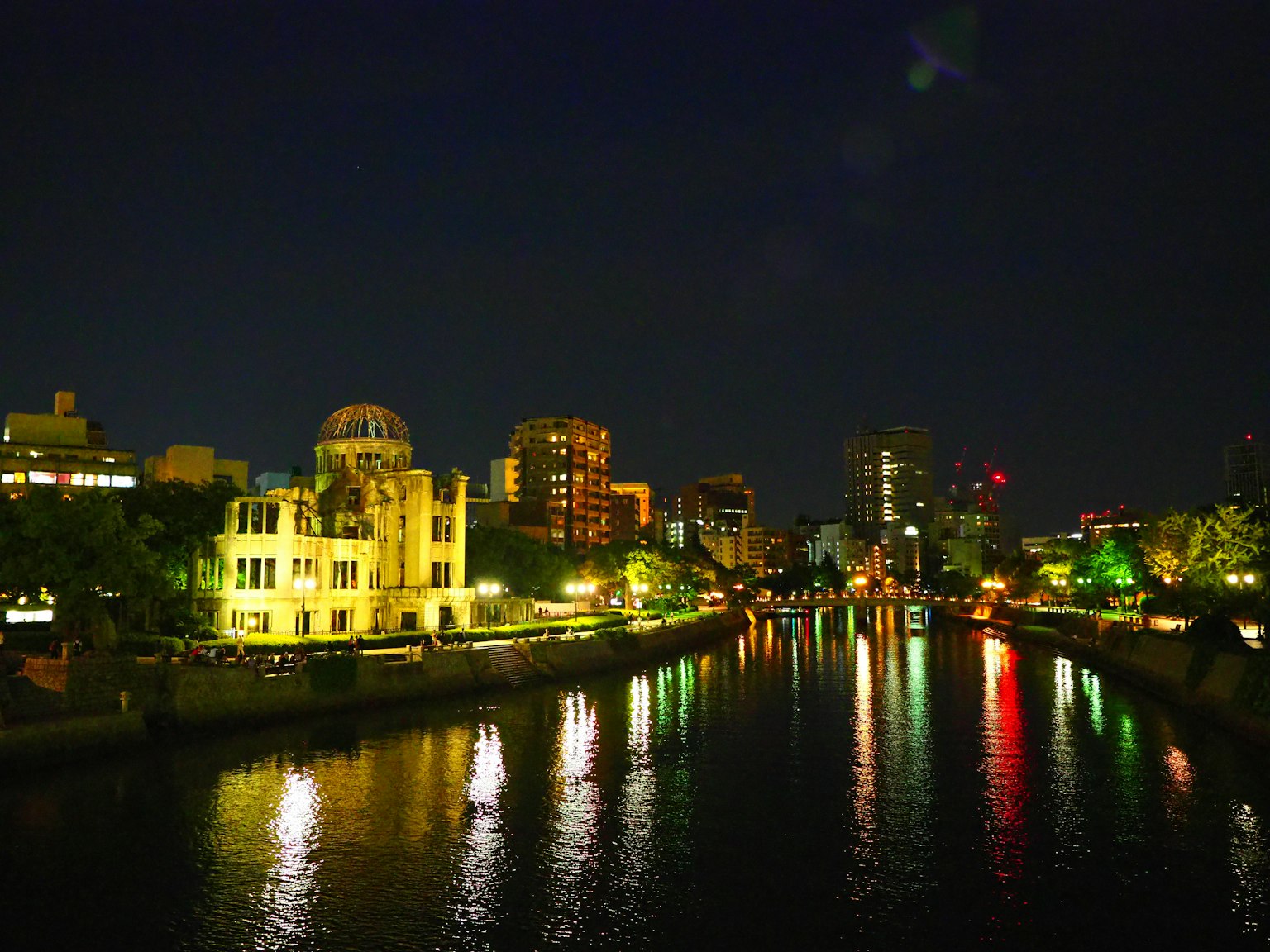 夜晚的廣島，五光十色的燈光倒映在河面上