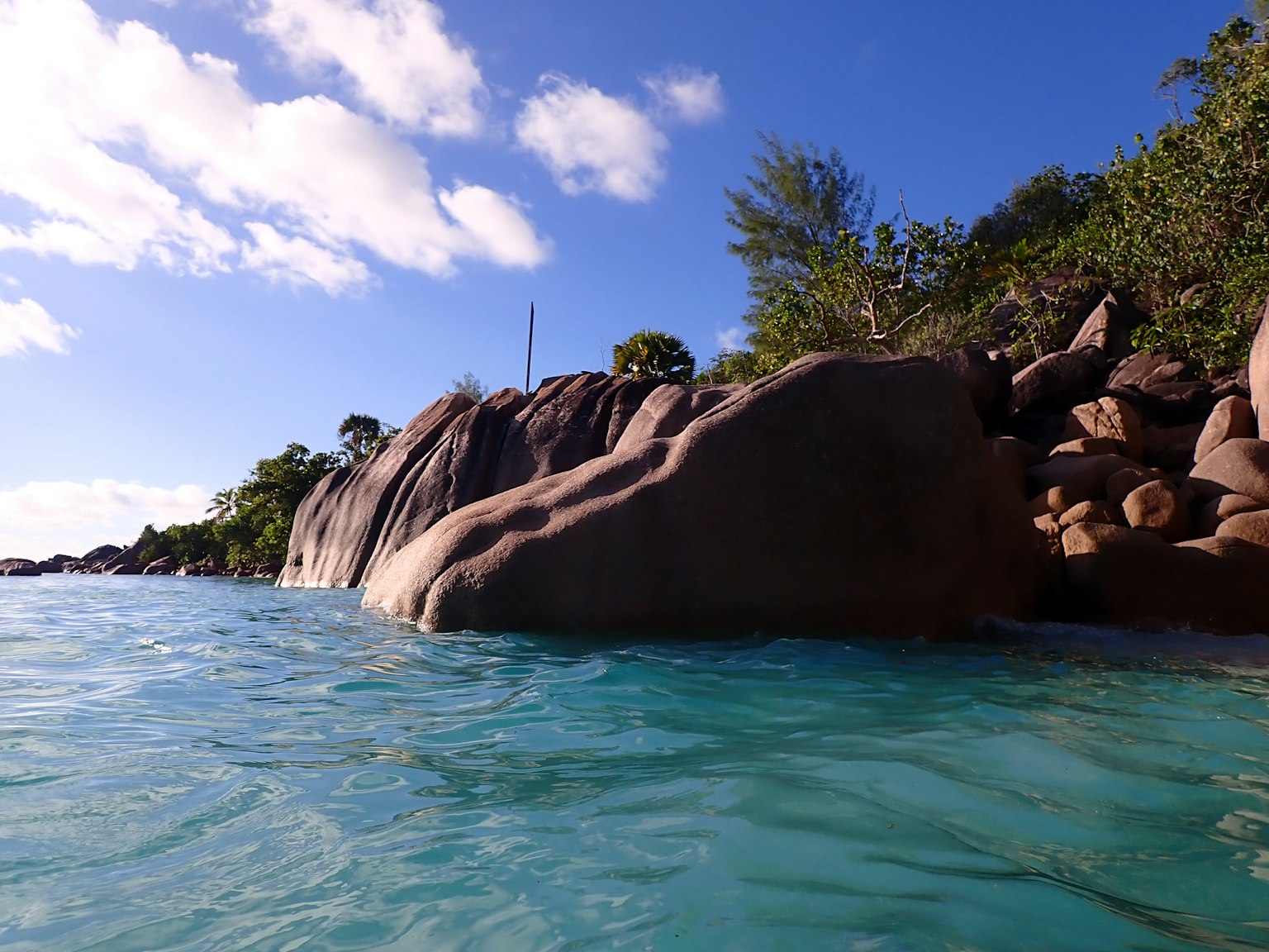 Schöne Landschaft mit blauem Meer und felsiger Küste