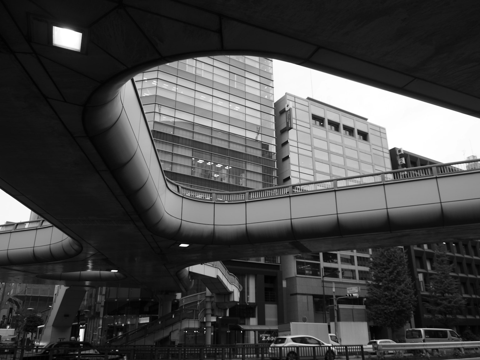 ทิวทัศน์เมืองขาวดำ มีอาคารและสะพานโค้งตัดกัน