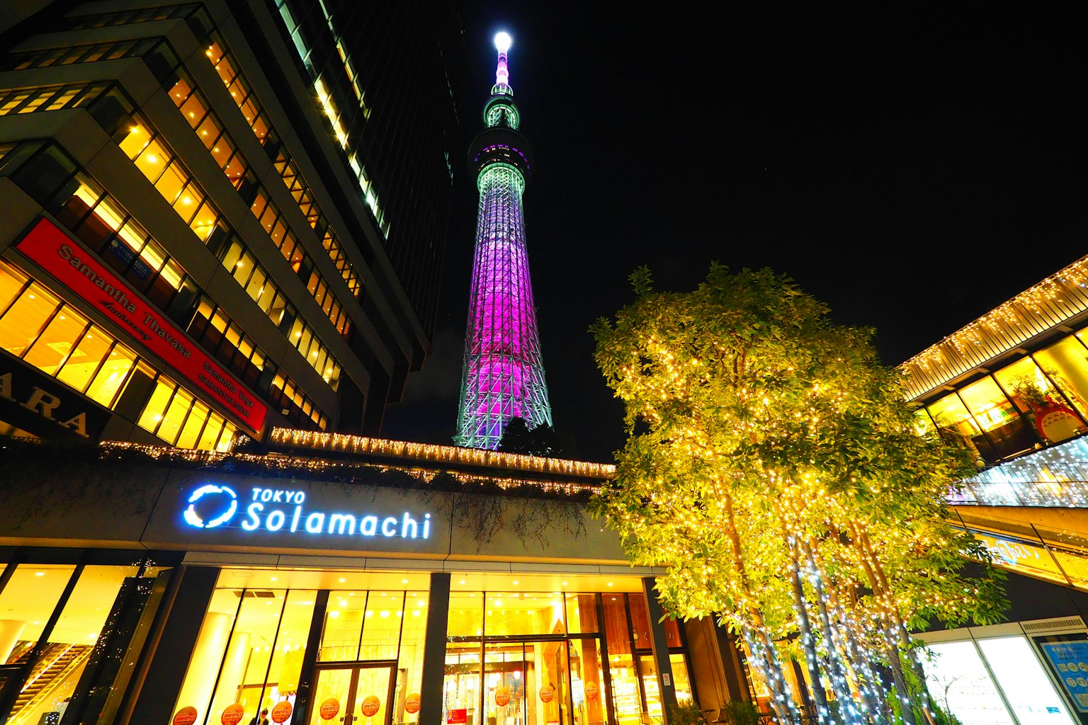 Tokyo Skytree illuminé la nuit avec le panneau Solamachi visible