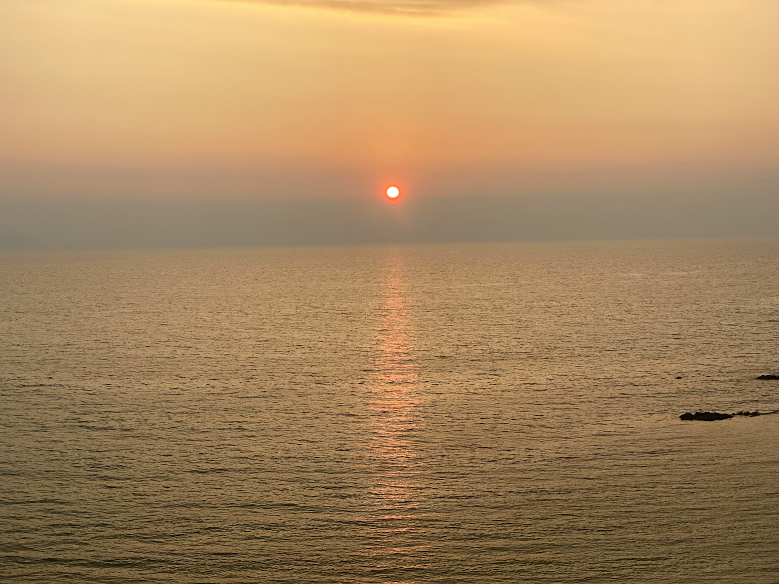 海上日落与平静水面的反射