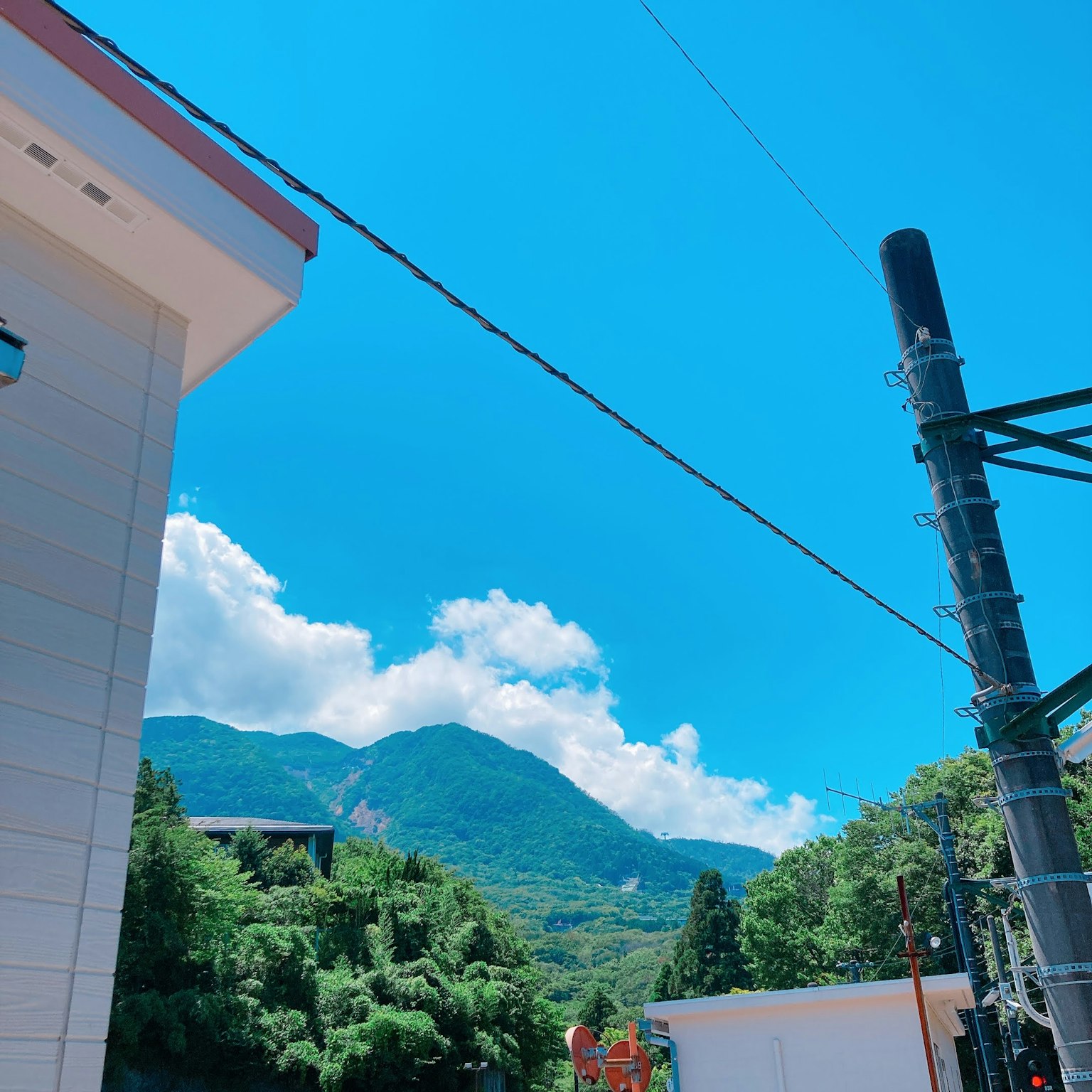 蓝天下的山和白云的风景