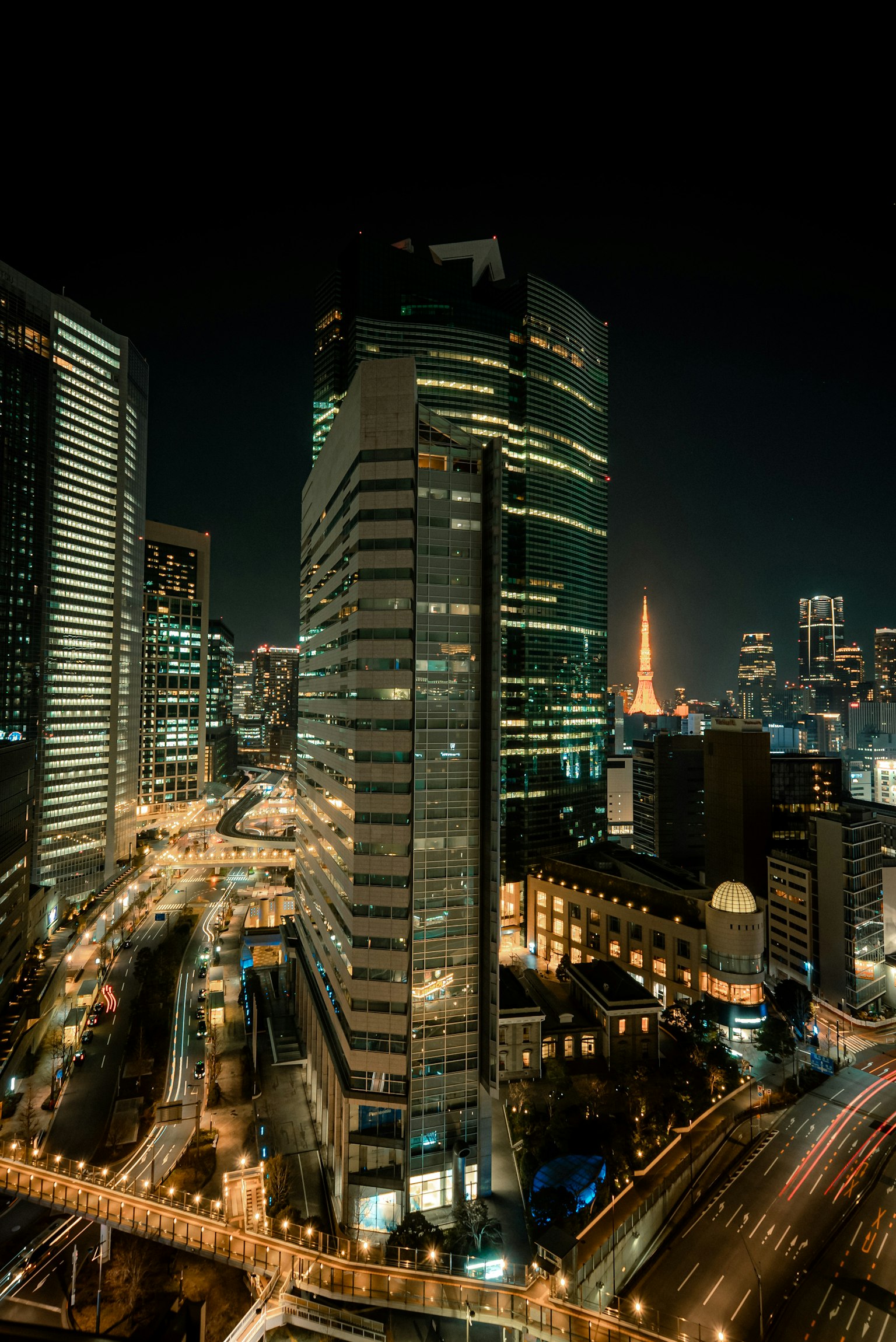 Nachtansicht der Wolkenkratzer von Tokio mit dem Tokyo Tower im Hintergrund