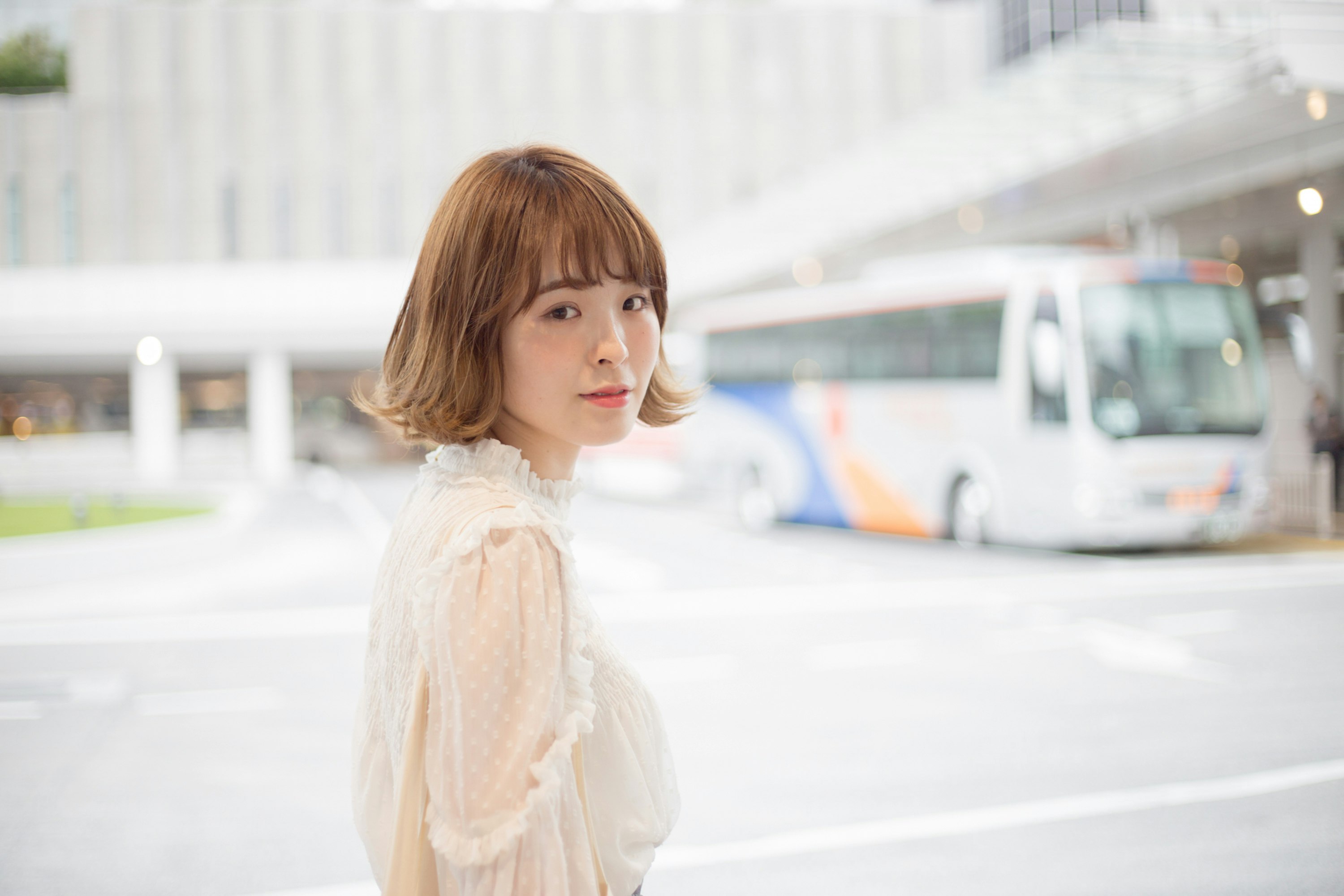 白い街並みを背景にした女性のポートレート
