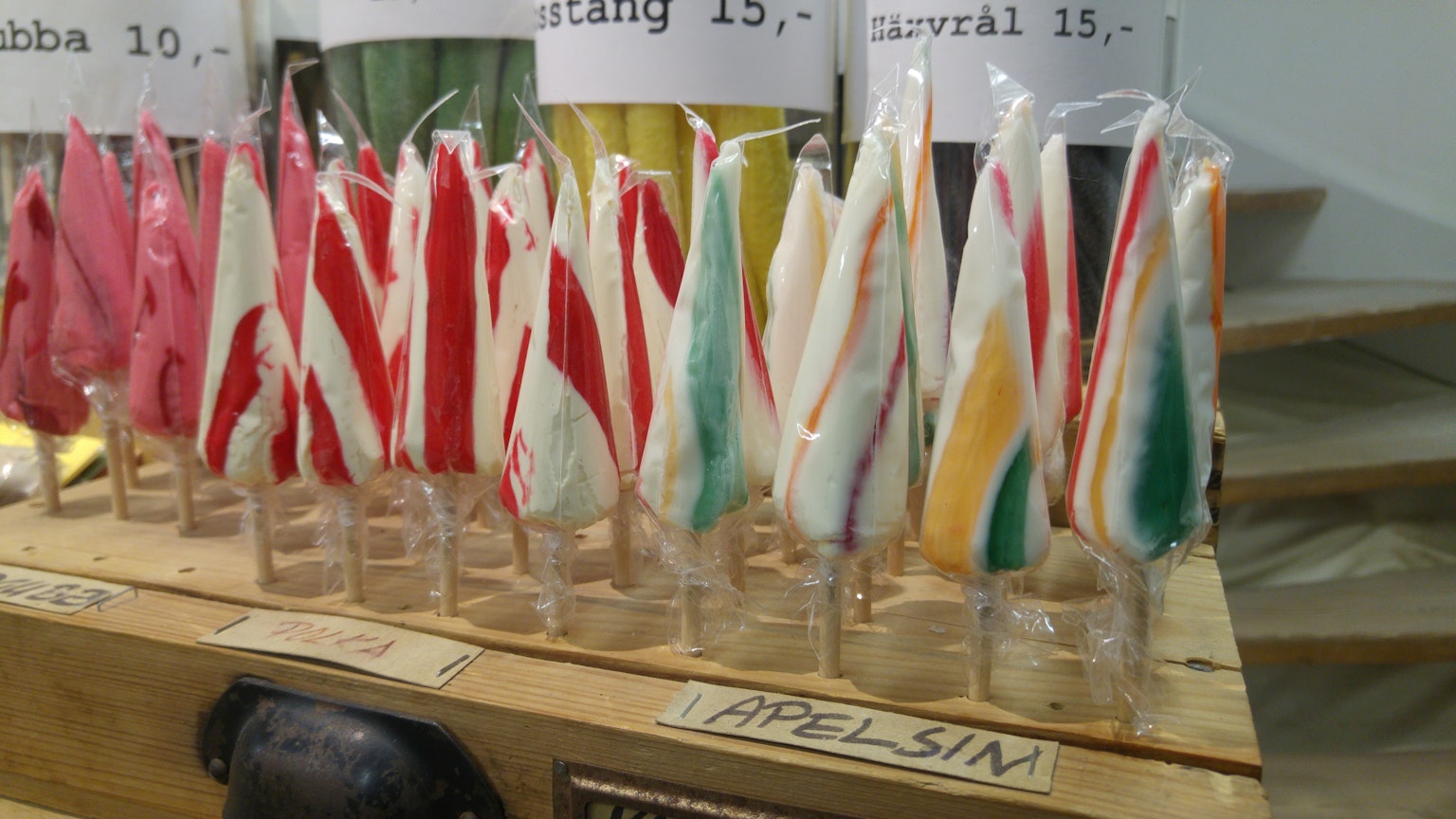 Cornets de bonbons colorés exposés dans une vitrine