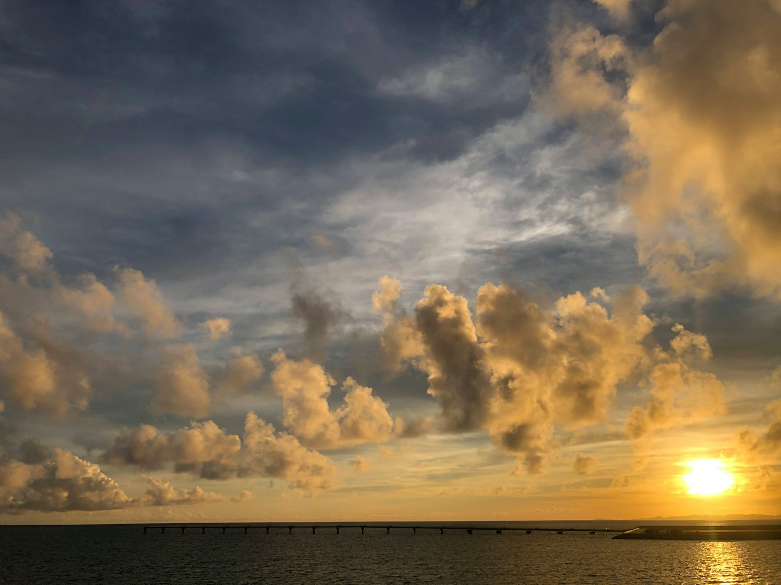 Hermoso atardecer sobre el océano con nubes