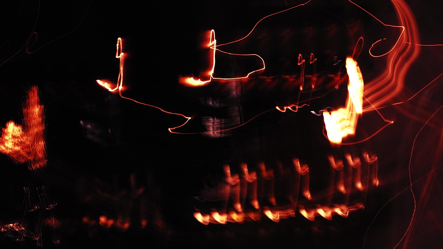 Abstraktes Bild mit hellen Lichtstreifen, die vor einem dunklen Hintergrund kreuzen