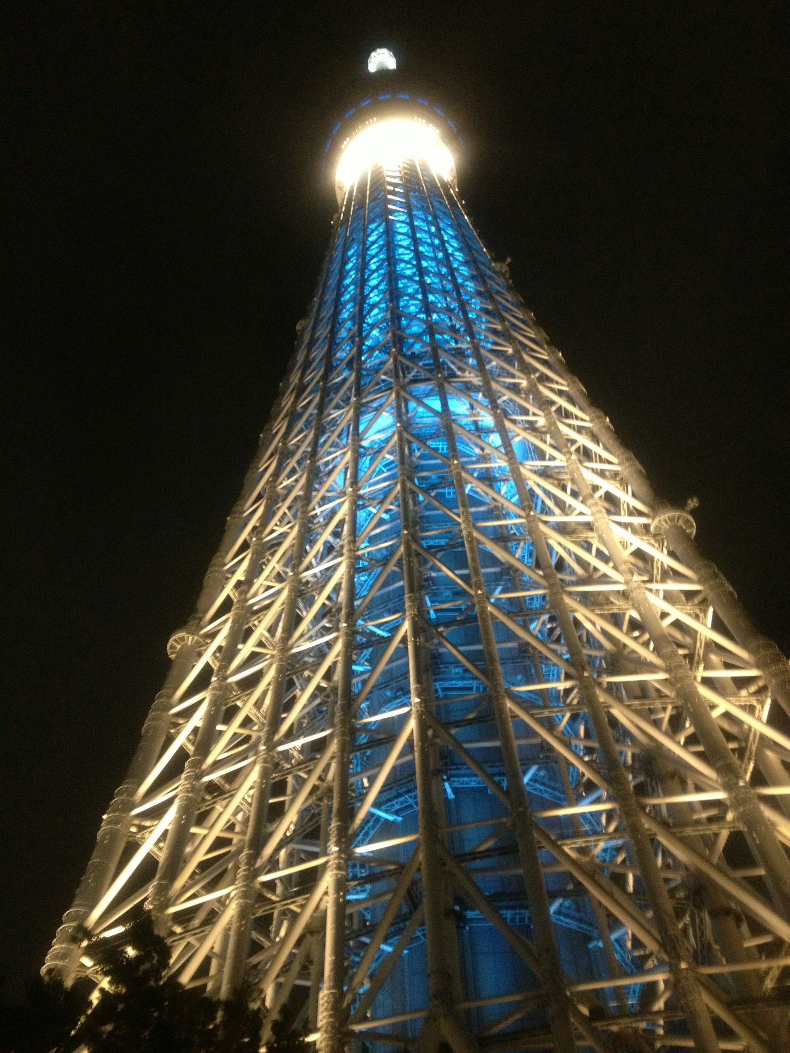 Pemandangan malam Tokyo Skytree yang diterangi lampu biru dan putih