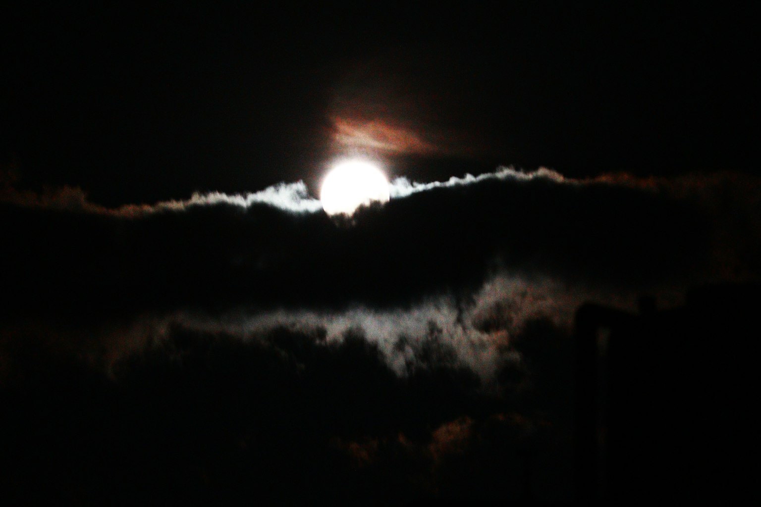 Kontras indah bulan dan awan di langit malam yang gelap
