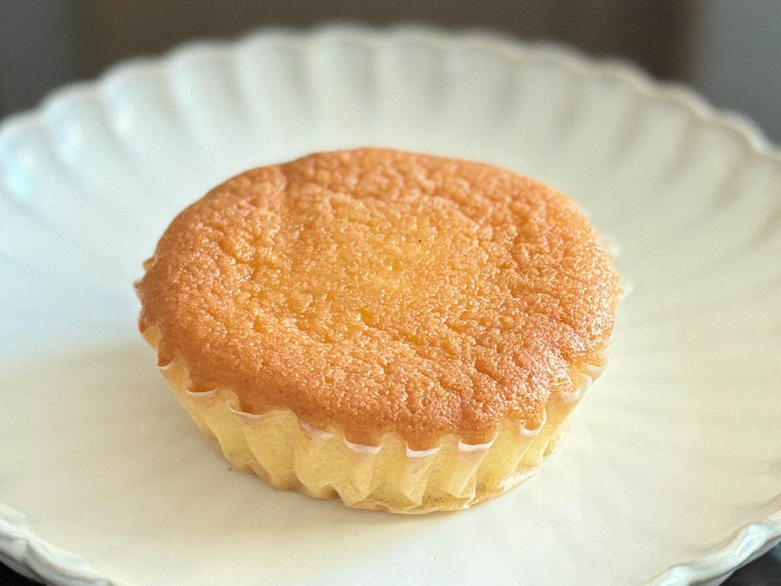 Un cupcake dorato su un piatto bianco