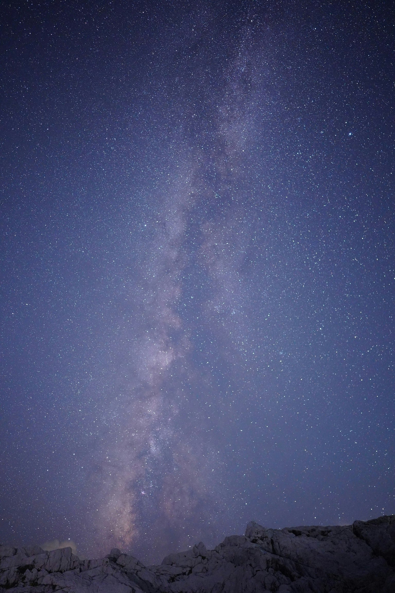 Impresionante vista de la Vía Láctea bajo un cielo estrellado