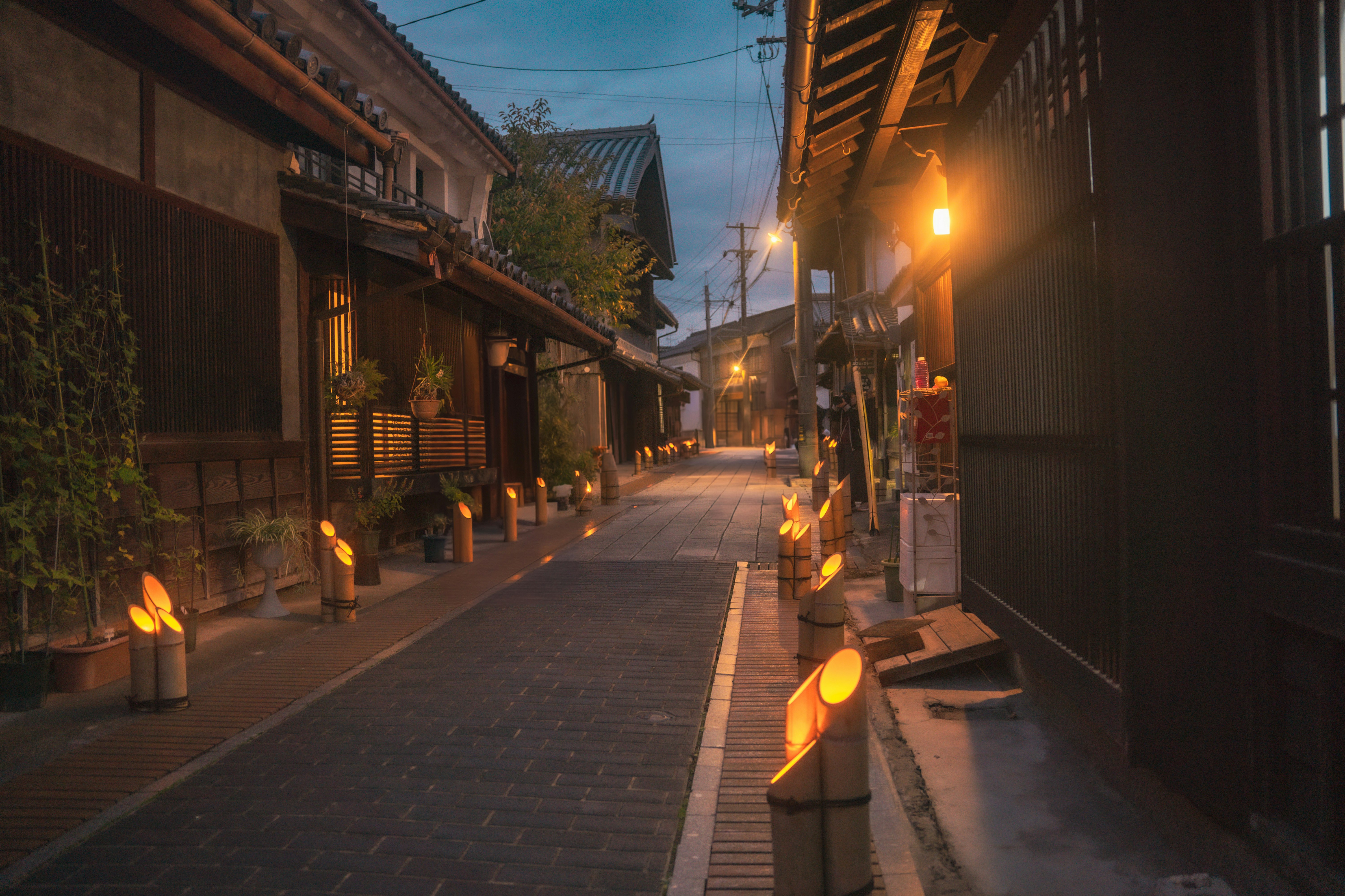 petite ruelle aux rangées de lanternes chaudes au crépuscule