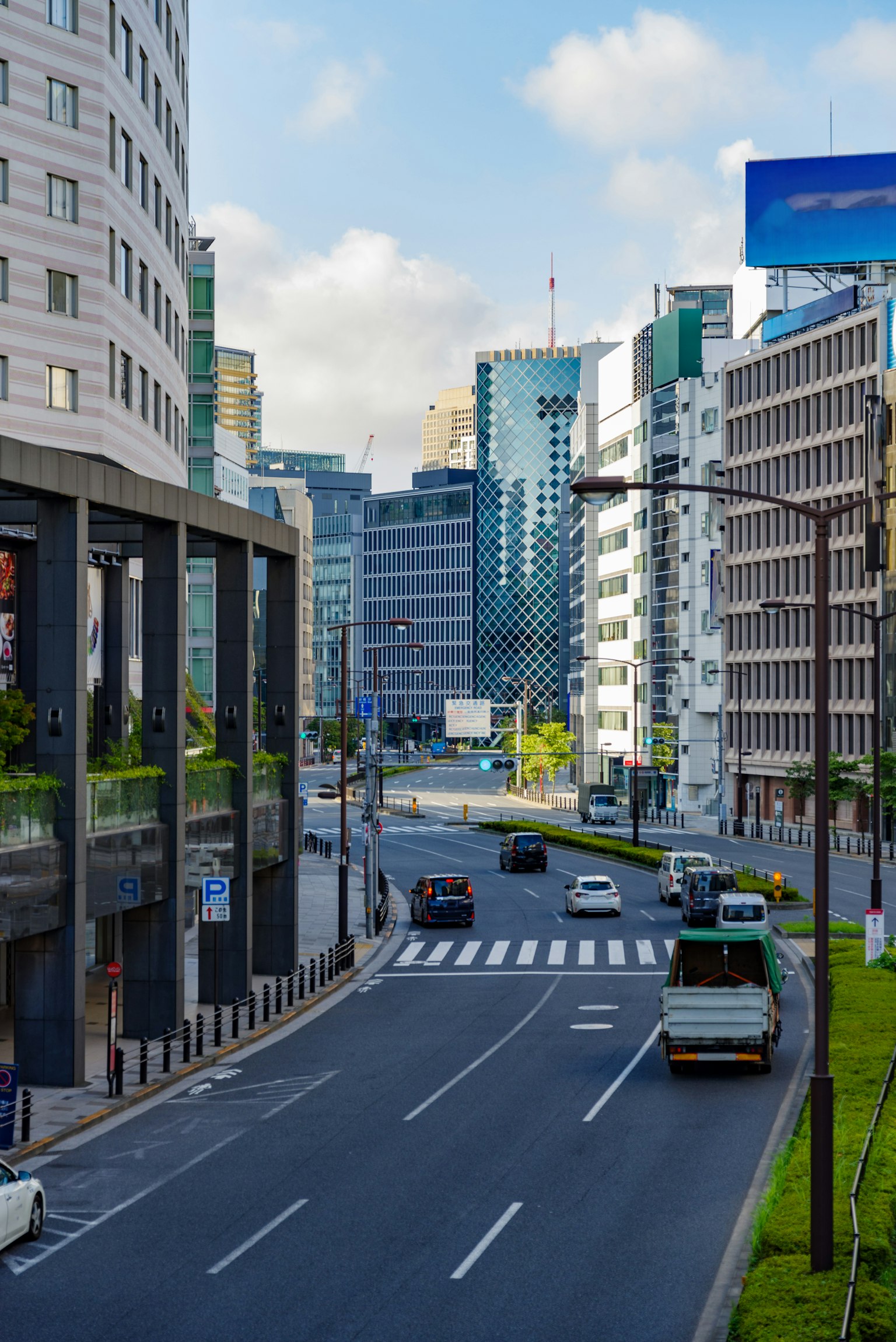 Vista urbana con edificios modernos y cielo azul claro