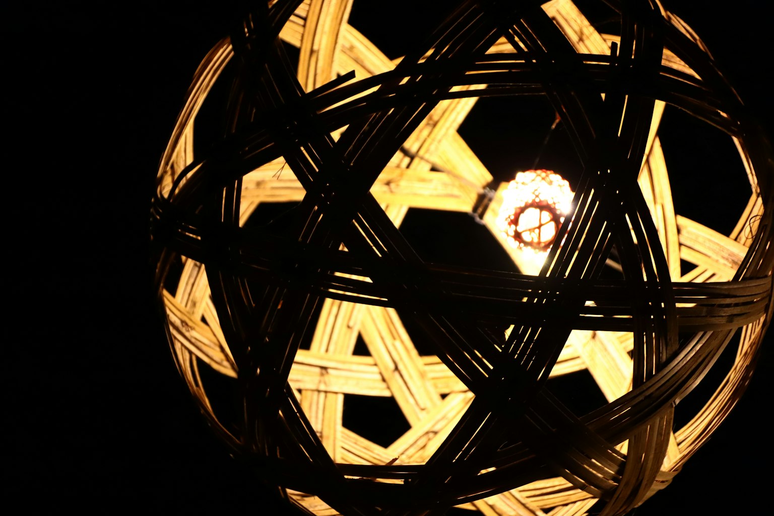 Design d'un luminaire rond sur fond noir