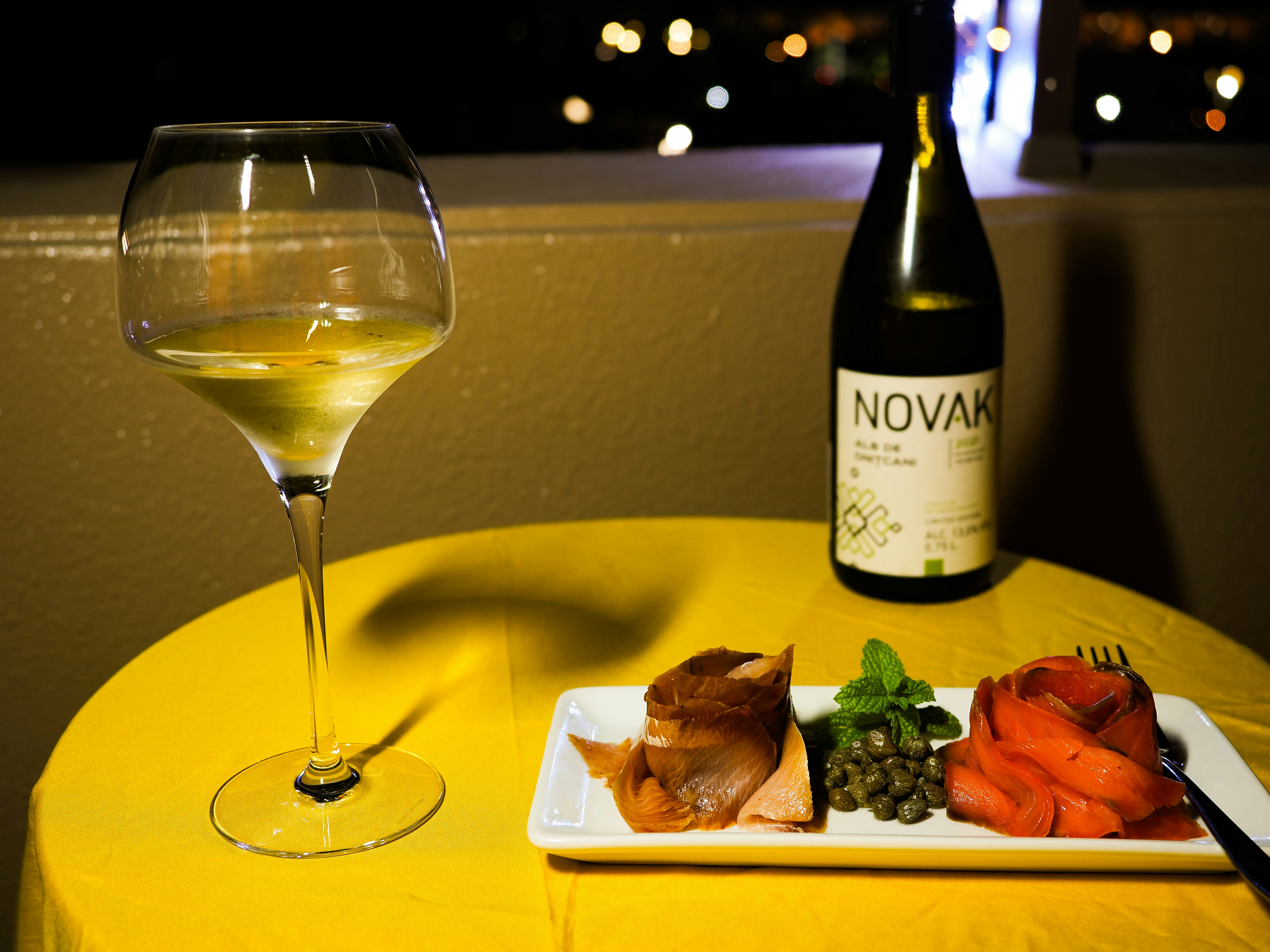 家中吧台桌面：白葡萄酒與煙燻鮭魚和鯖魚