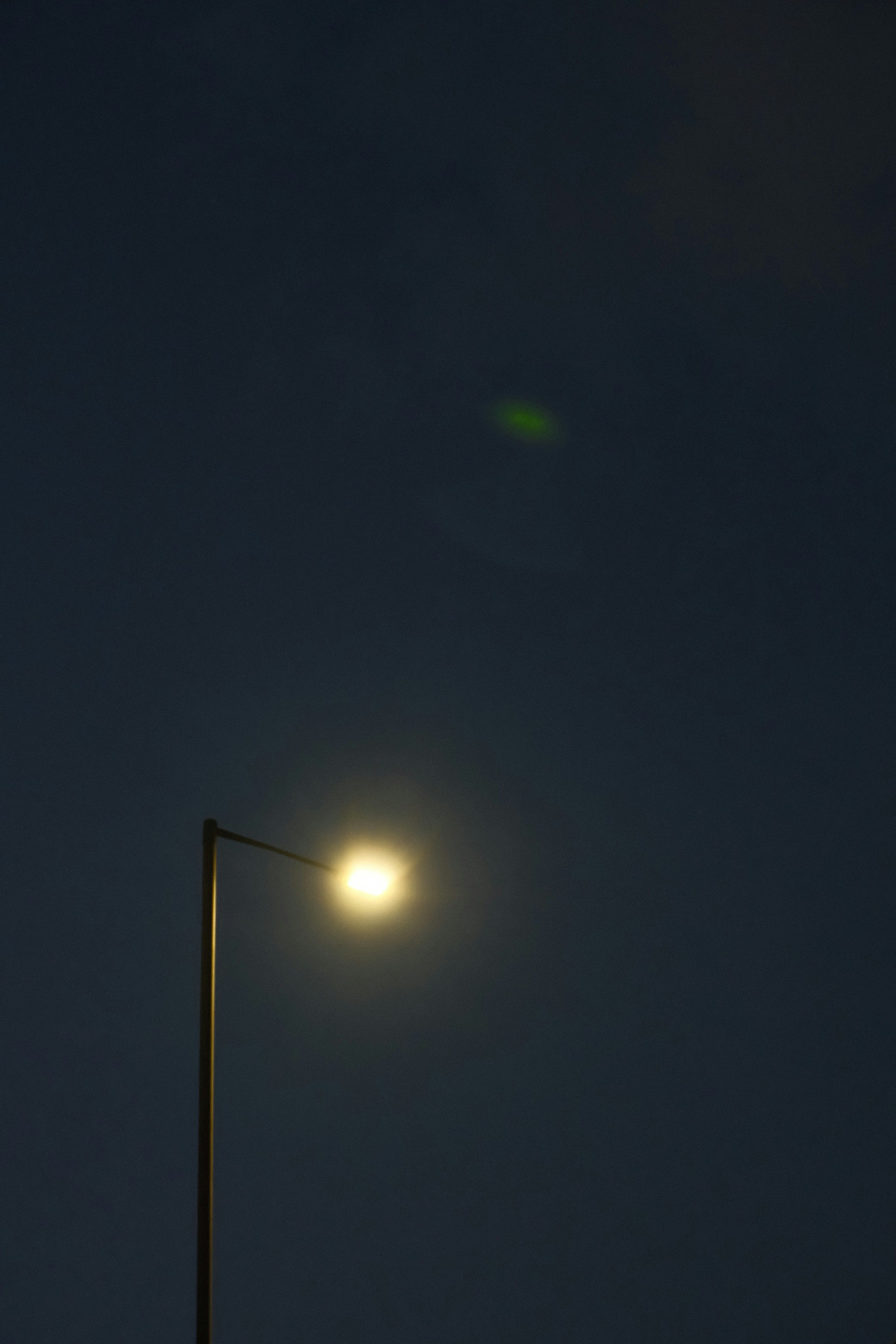 夜空に浮かぶ街灯の光