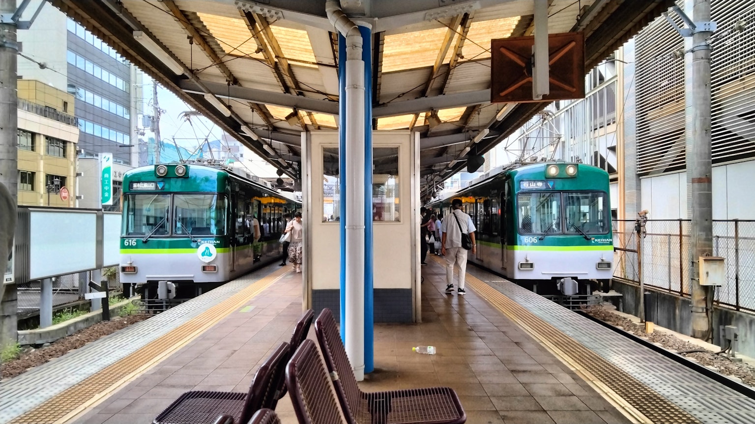 รถไฟรอที่ชานชาลาพร้อมม้านั่งในพื้นหน้า
